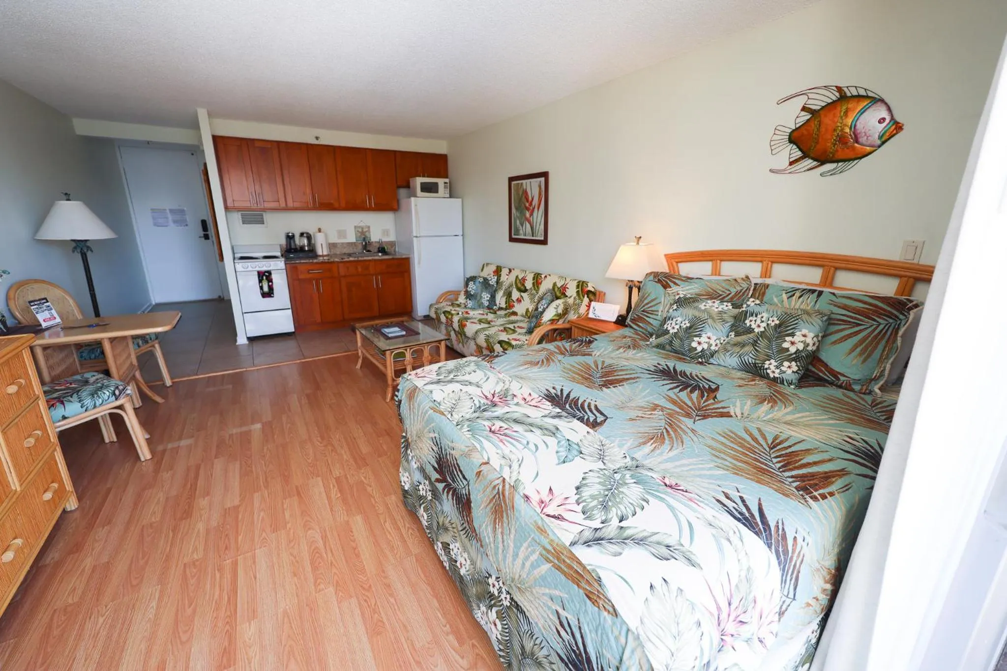 Tropical Studios at Marine Surf Waikiki - FREE PARKING - BEST LOCATION - FULL KITCHEN - SWIMMING POOL