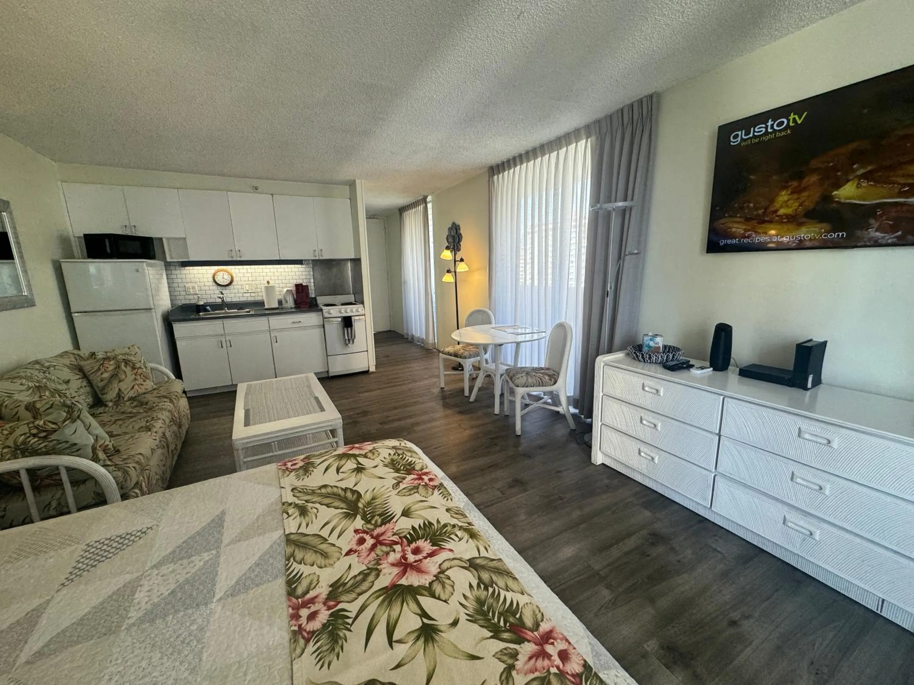 Tropical Studios at Marine Surf Waikiki - FREE PARKING - BEST LOCATION - FULL KITCHEN - SWIMMING POOL