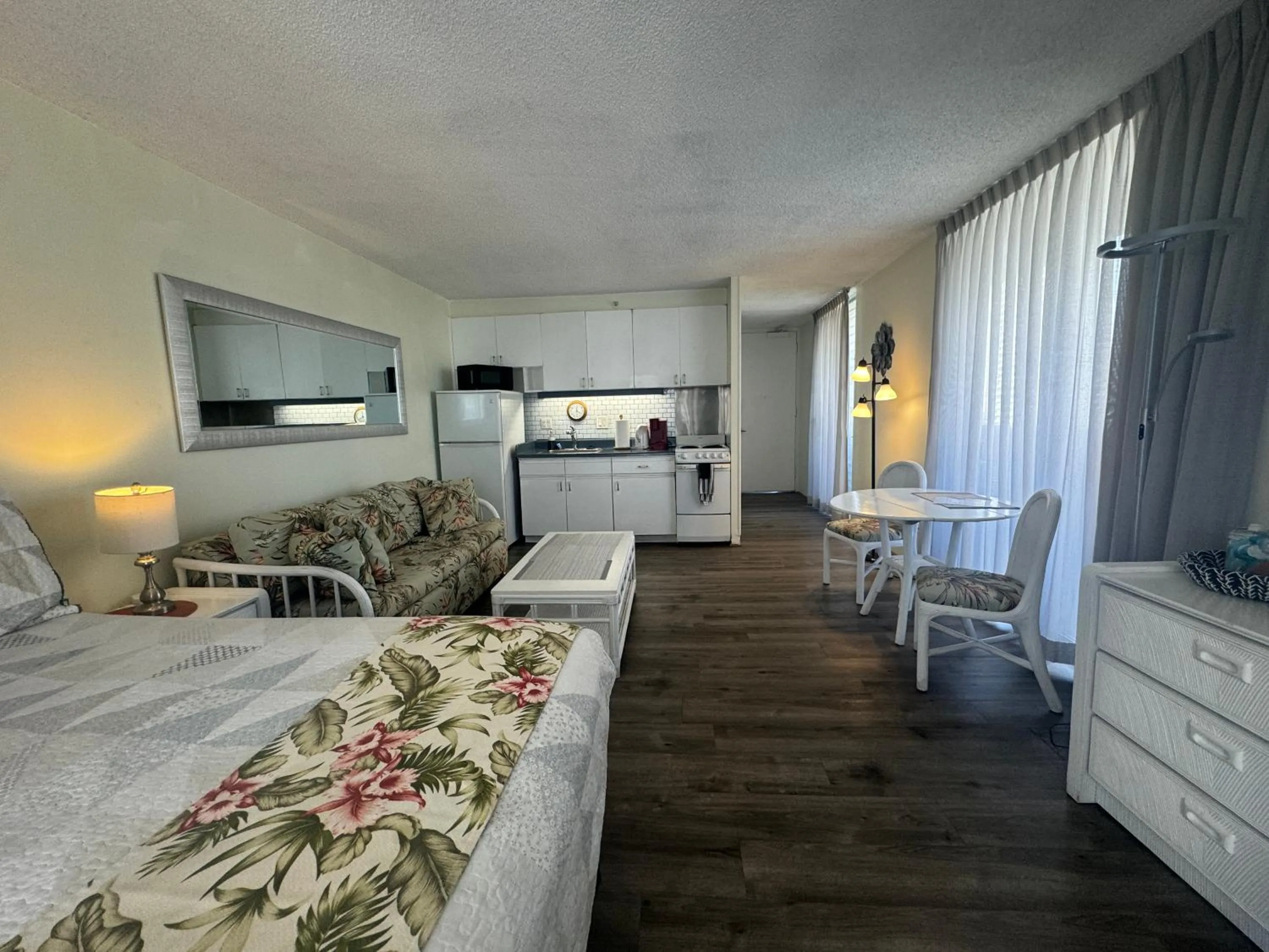 Tropical Studios at Marine Surf Waikiki - FREE PARKING - BEST LOCATION - FULL KITCHEN - SWIMMING POOL