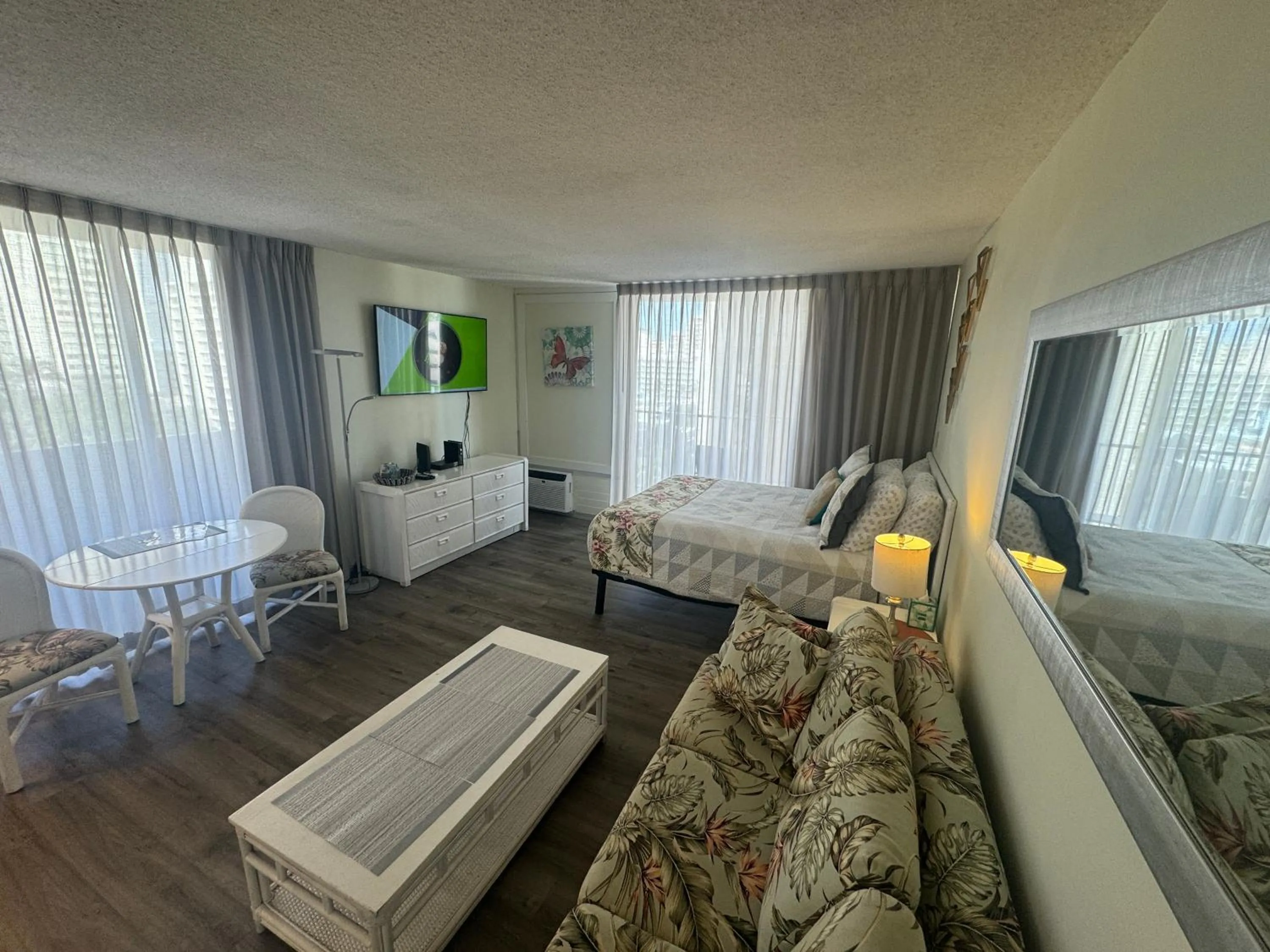 Tropical Studios at Marine Surf Waikiki - FREE PARKING - BEST LOCATION - FULL KITCHEN - SWIMMING POOL