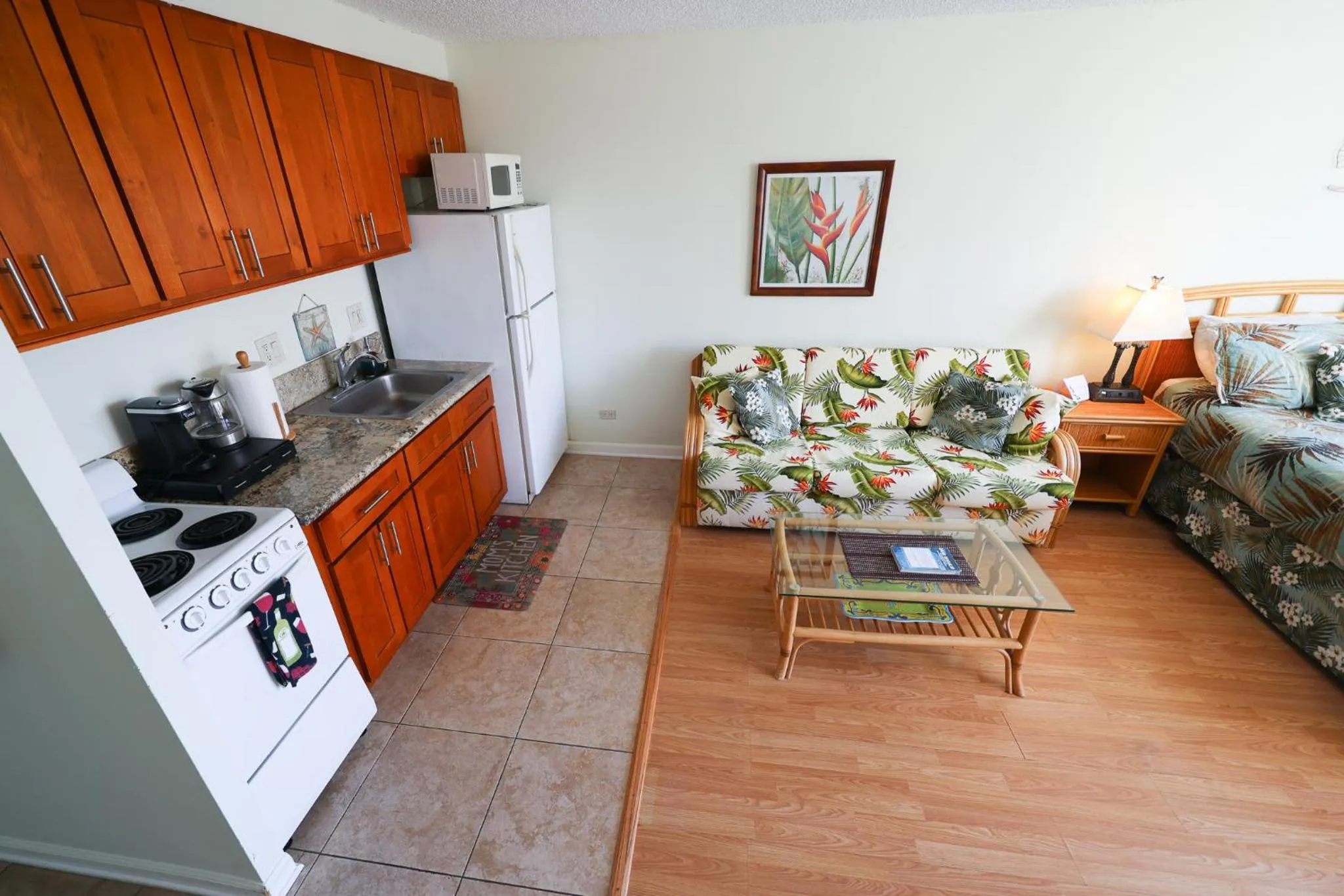 Tropical Studios at Marine Surf Waikiki - FREE PARKING - BEST LOCATION - FULL KITCHEN - SWIMMING POOL