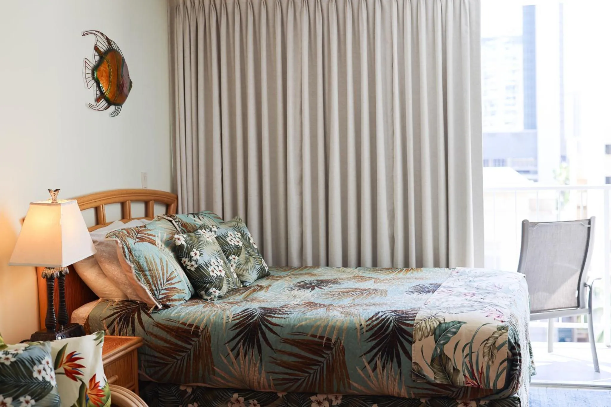 Tropical Studios at Marine Surf Waikiki - FREE PARKING - BEST LOCATION - FULL KITCHEN - SWIMMING POOL