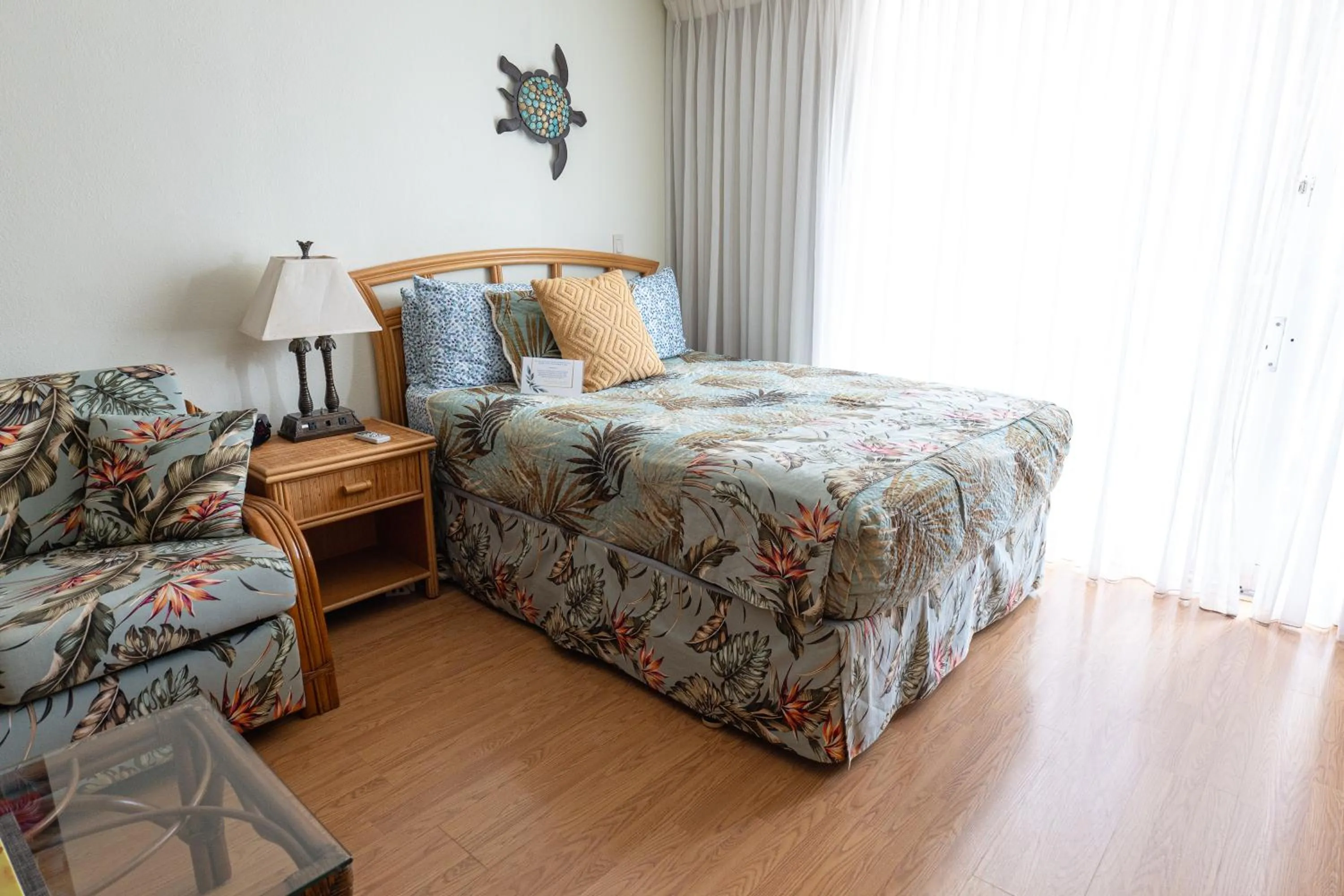 Tropical Studios at Marine Surf Waikiki - FREE PARKING - BEST LOCATION - FULL KITCHEN - SWIMMING POOL