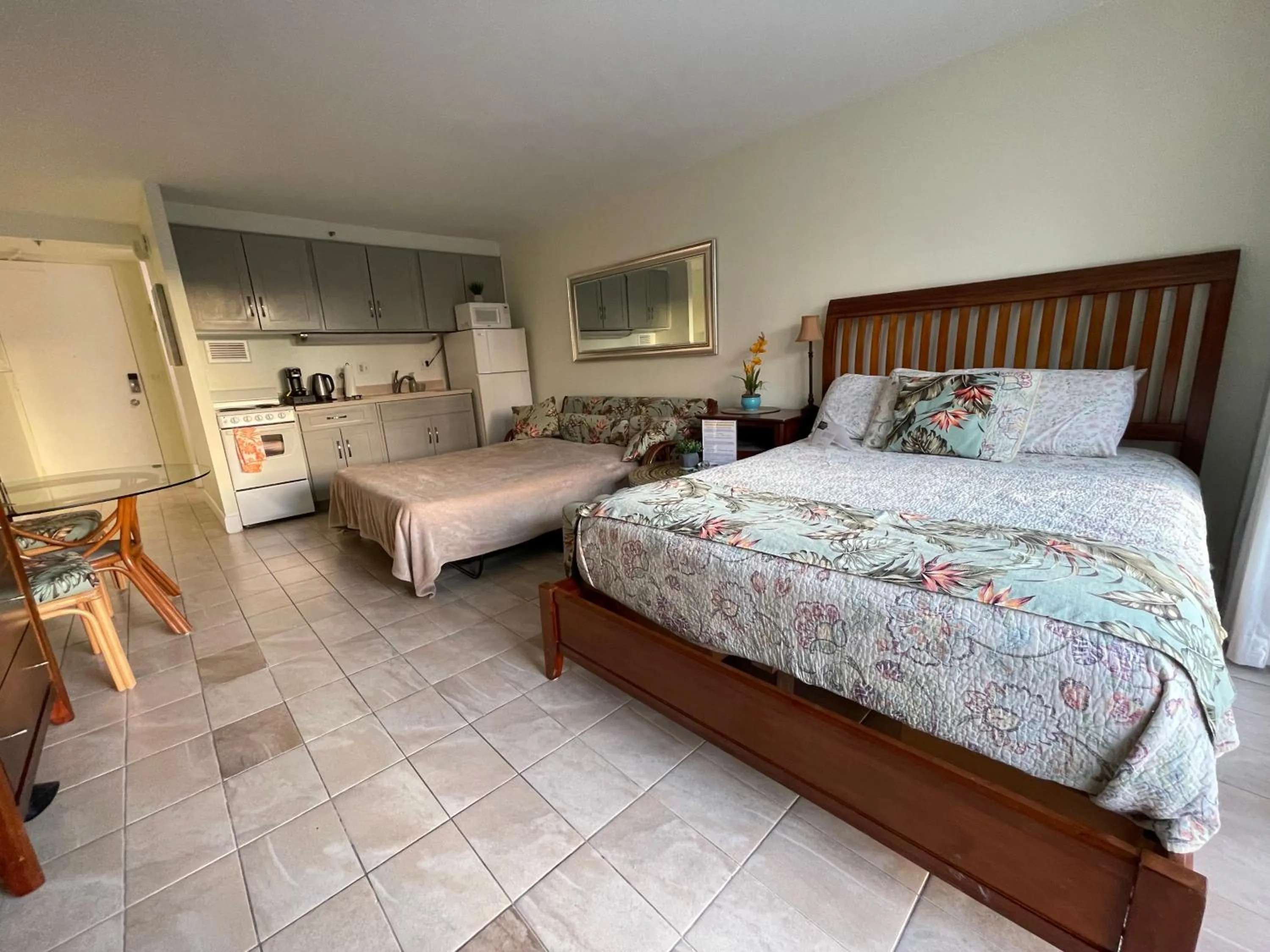 Tropical Studios at Marine Surf Waikiki - FREE PARKING - BEST LOCATION - FULL KITCHEN - SWIMMING POOL