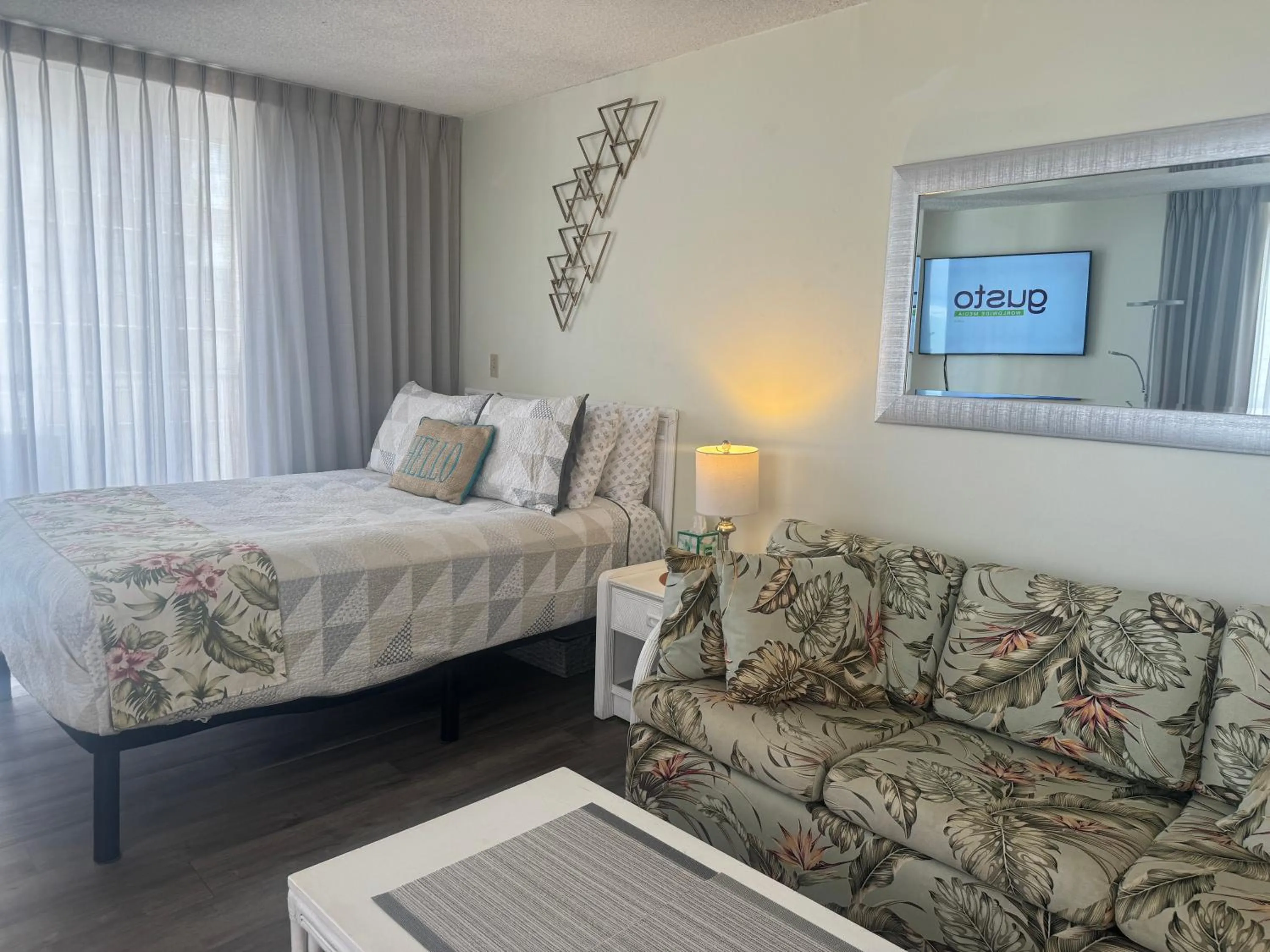 Tropical Studios at Marine Surf Waikiki - FREE PARKING - BEST LOCATION - FULL KITCHEN - SWIMMING POOL