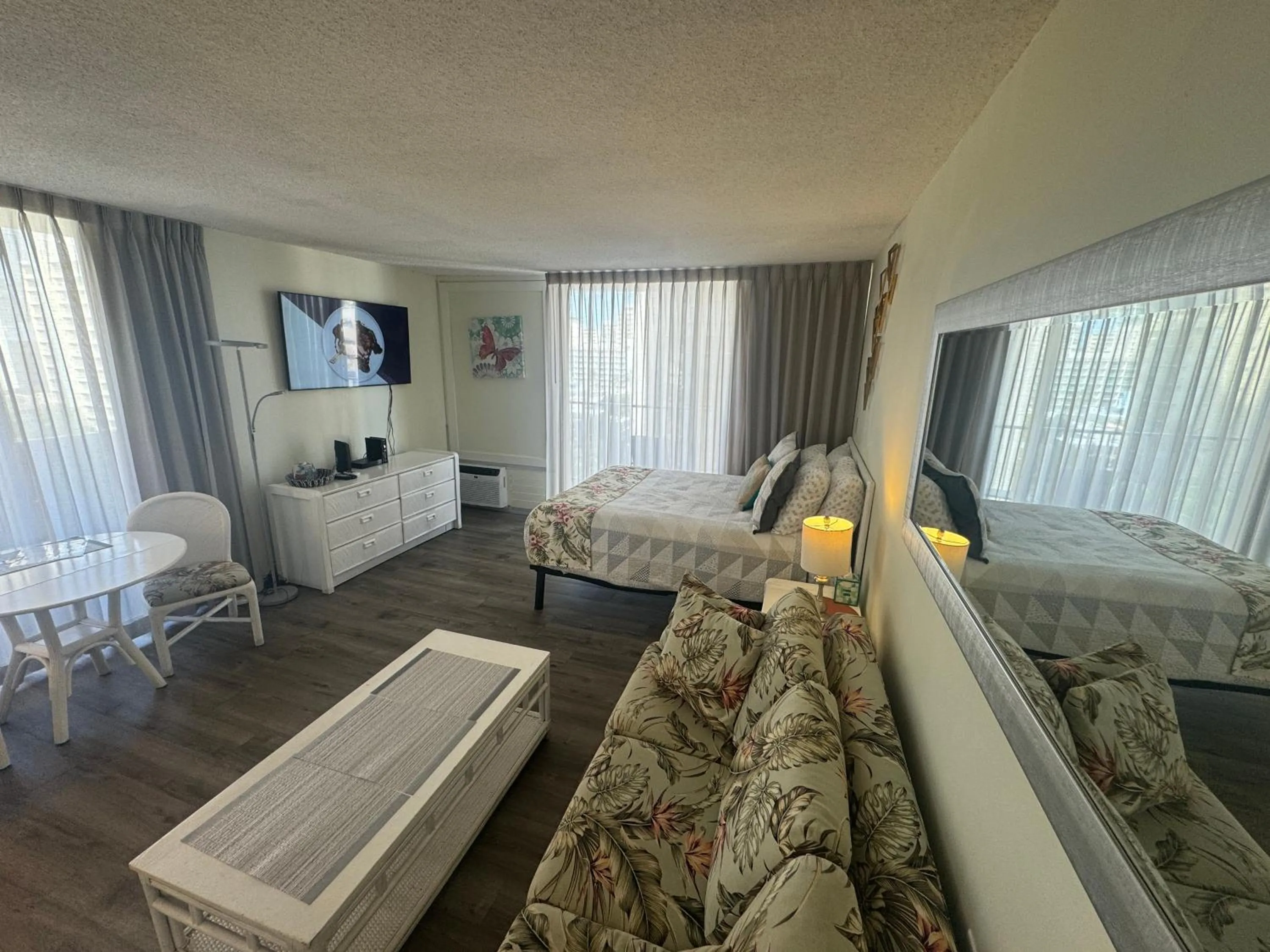 Tropical Studios at Marine Surf Waikiki - FREE PARKING - BEST LOCATION - FULL KITCHEN - SWIMMING POOL