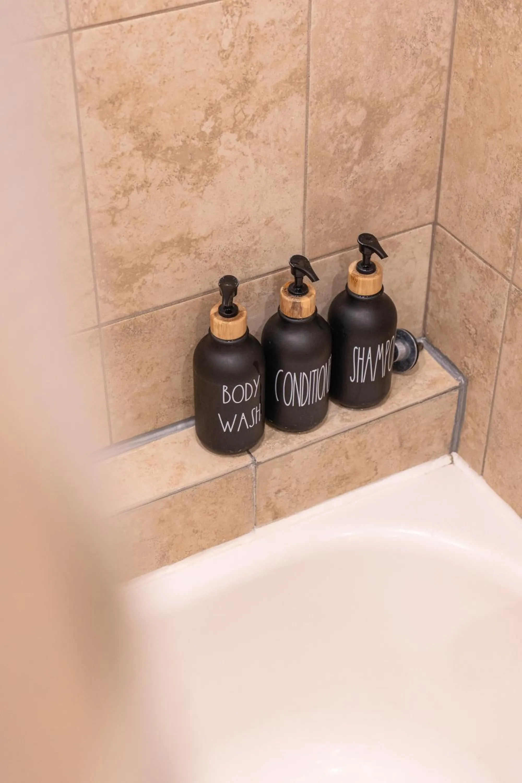 Tropical Studios at Marine Surf Waikiki - FREE PARKING - BEST LOCATION - FULL KITCHEN - SWIMMING POOL