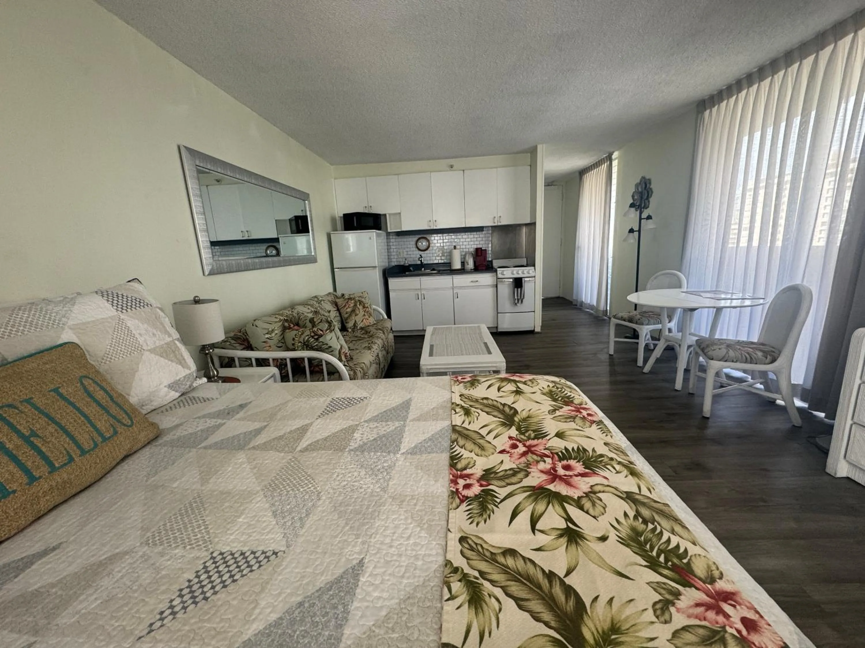 Tropical Studios at Marine Surf Waikiki - FREE PARKING - BEST LOCATION - FULL KITCHEN - SWIMMING POOL