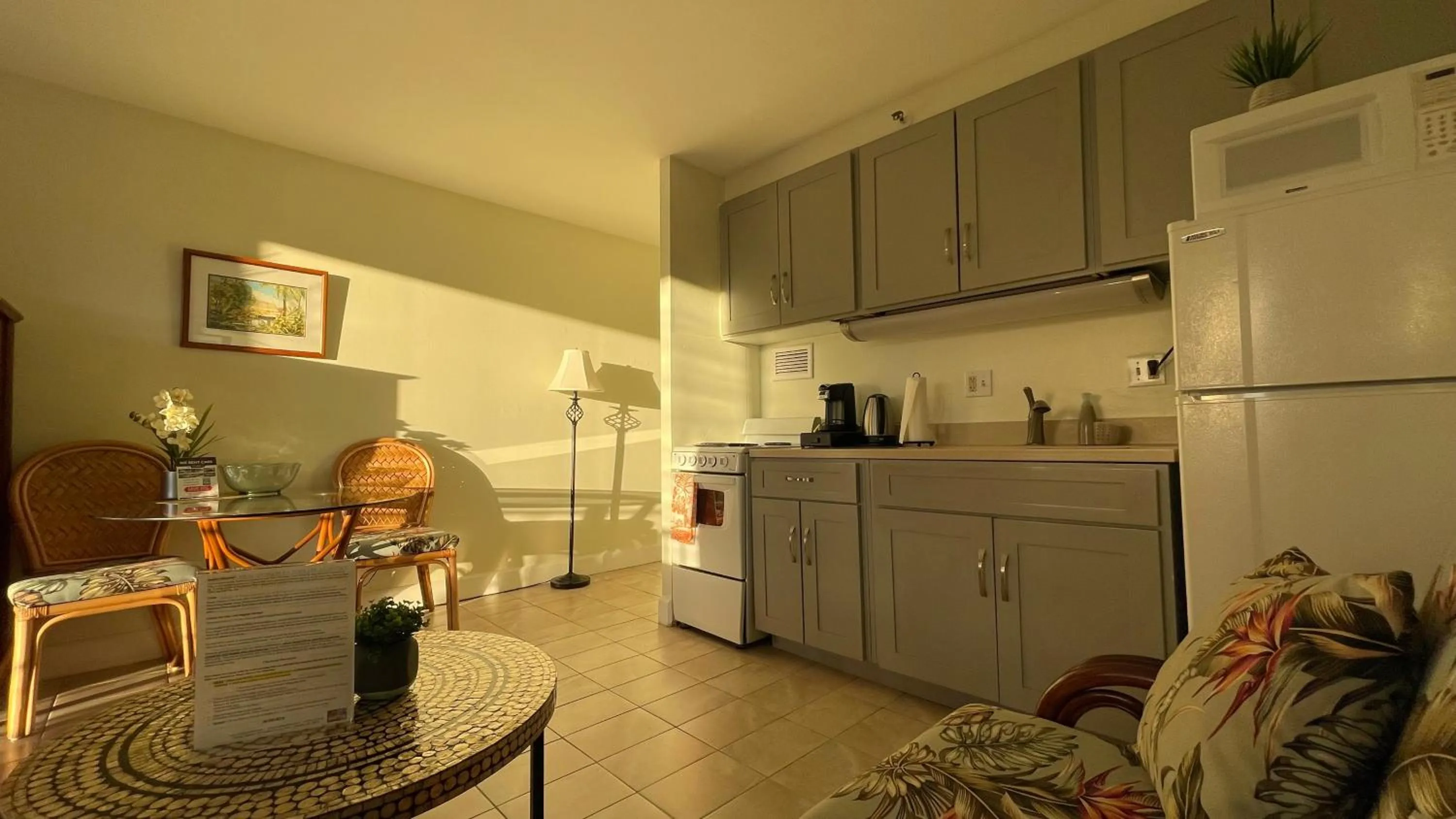 Tropical Studios at Marine Surf Waikiki - FREE PARKING - BEST LOCATION - FULL KITCHEN - SWIMMING POOL