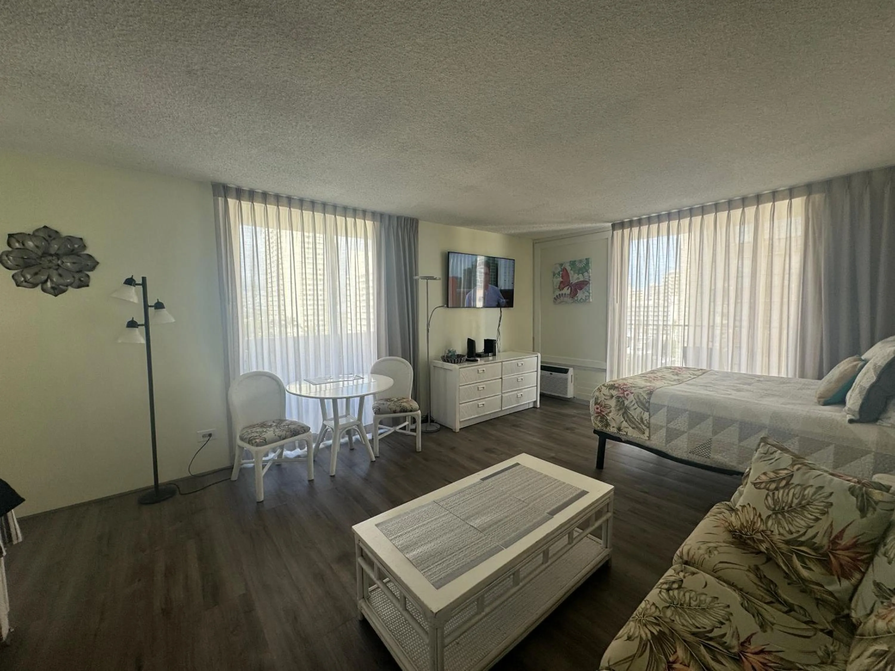 Tropical Studios at Marine Surf Waikiki - FREE PARKING - BEST LOCATION - FULL KITCHEN - SWIMMING POOL