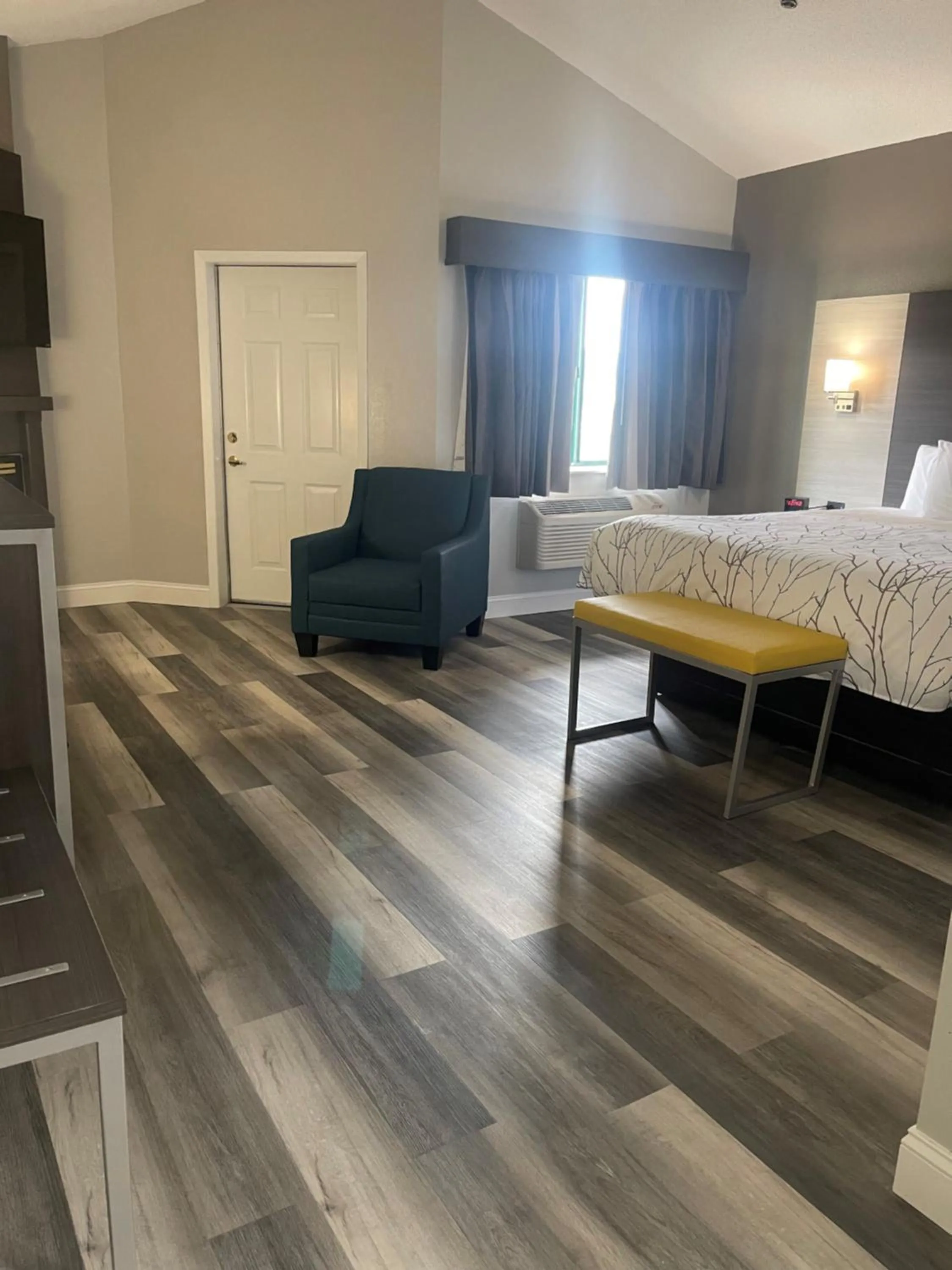 Bed in HomeTown Inn and Suites Belle Plaine