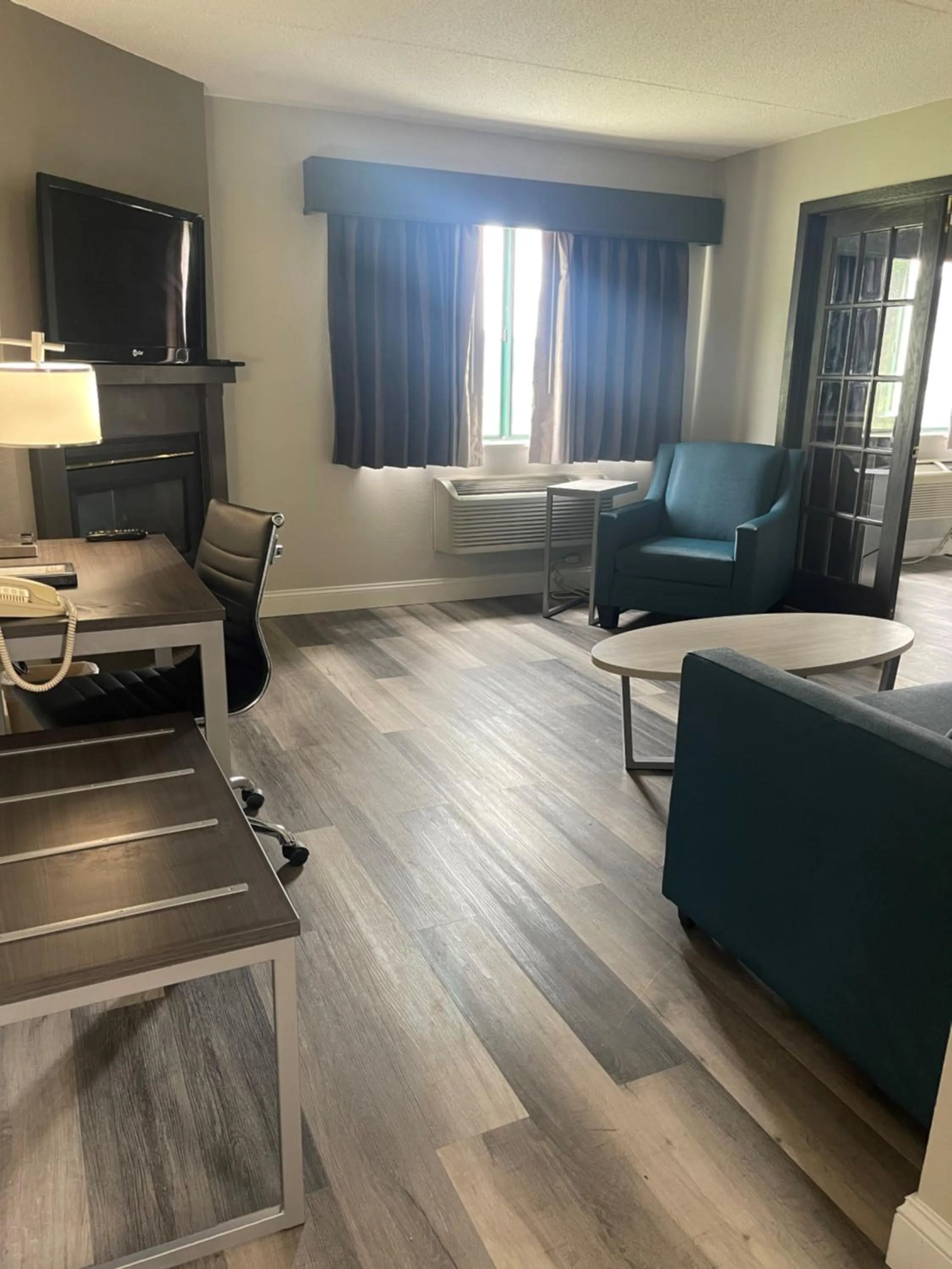 Bed in HomeTown Inn and Suites Belle Plaine