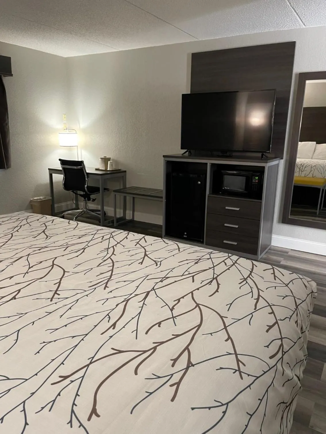 Bed in HomeTown Inn and Suites Belle Plaine