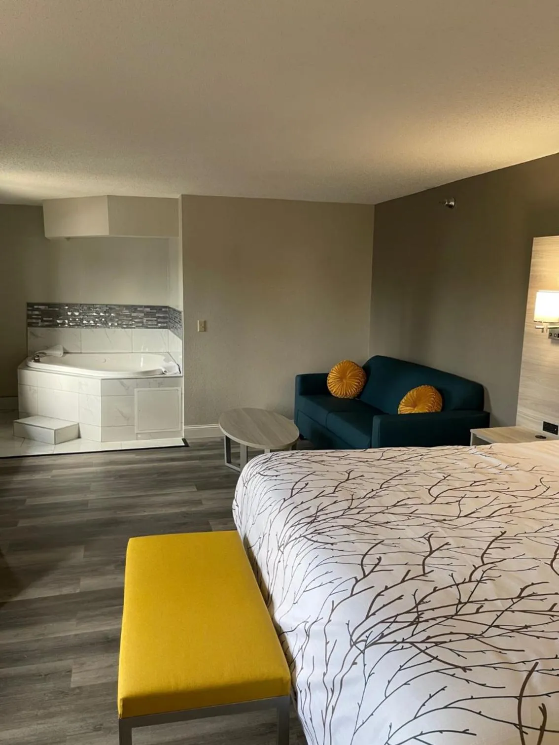 Bed in HomeTown Inn and Suites Belle Plaine