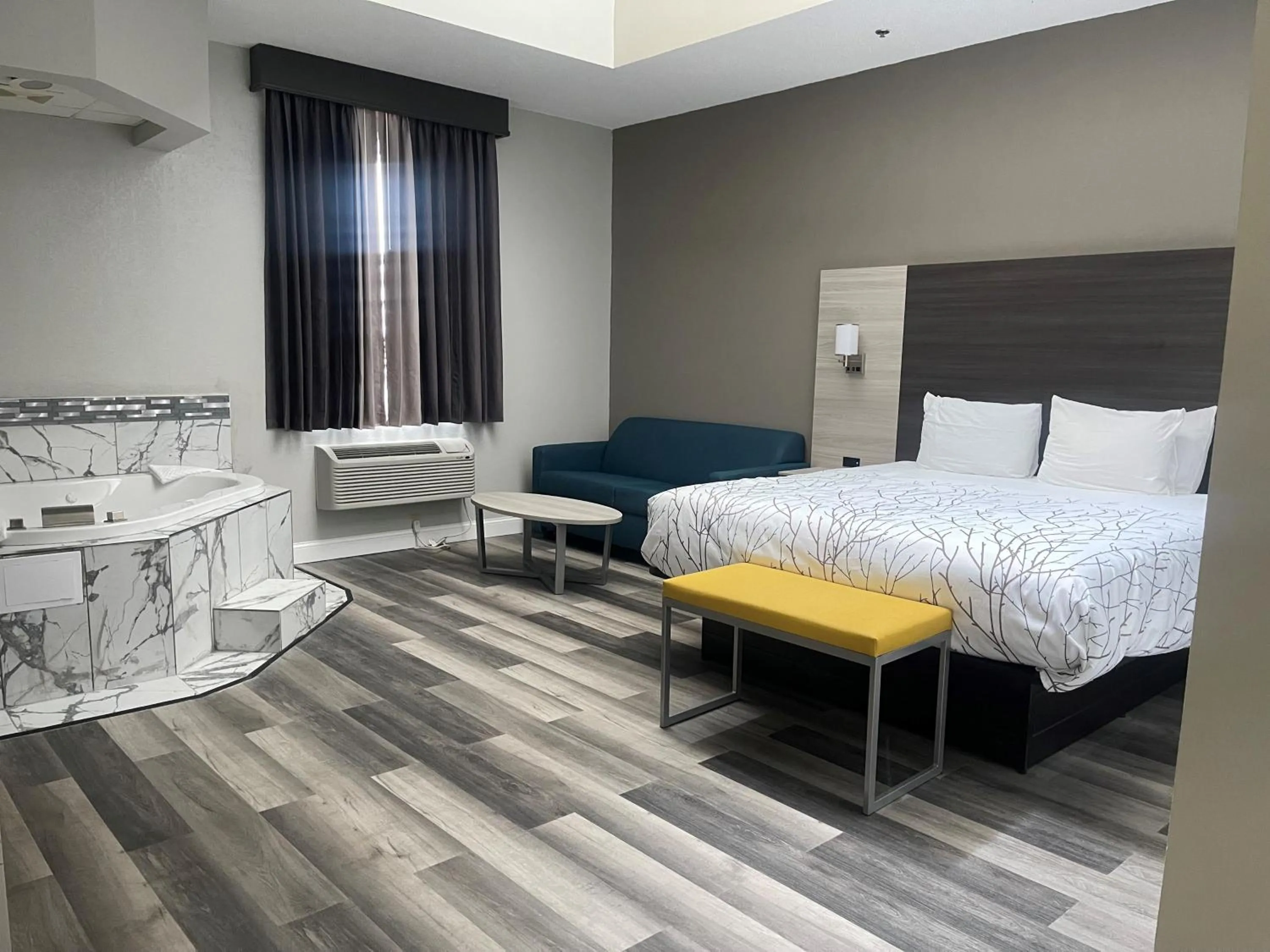 Bed in HomeTown Inn and Suites Belle Plaine