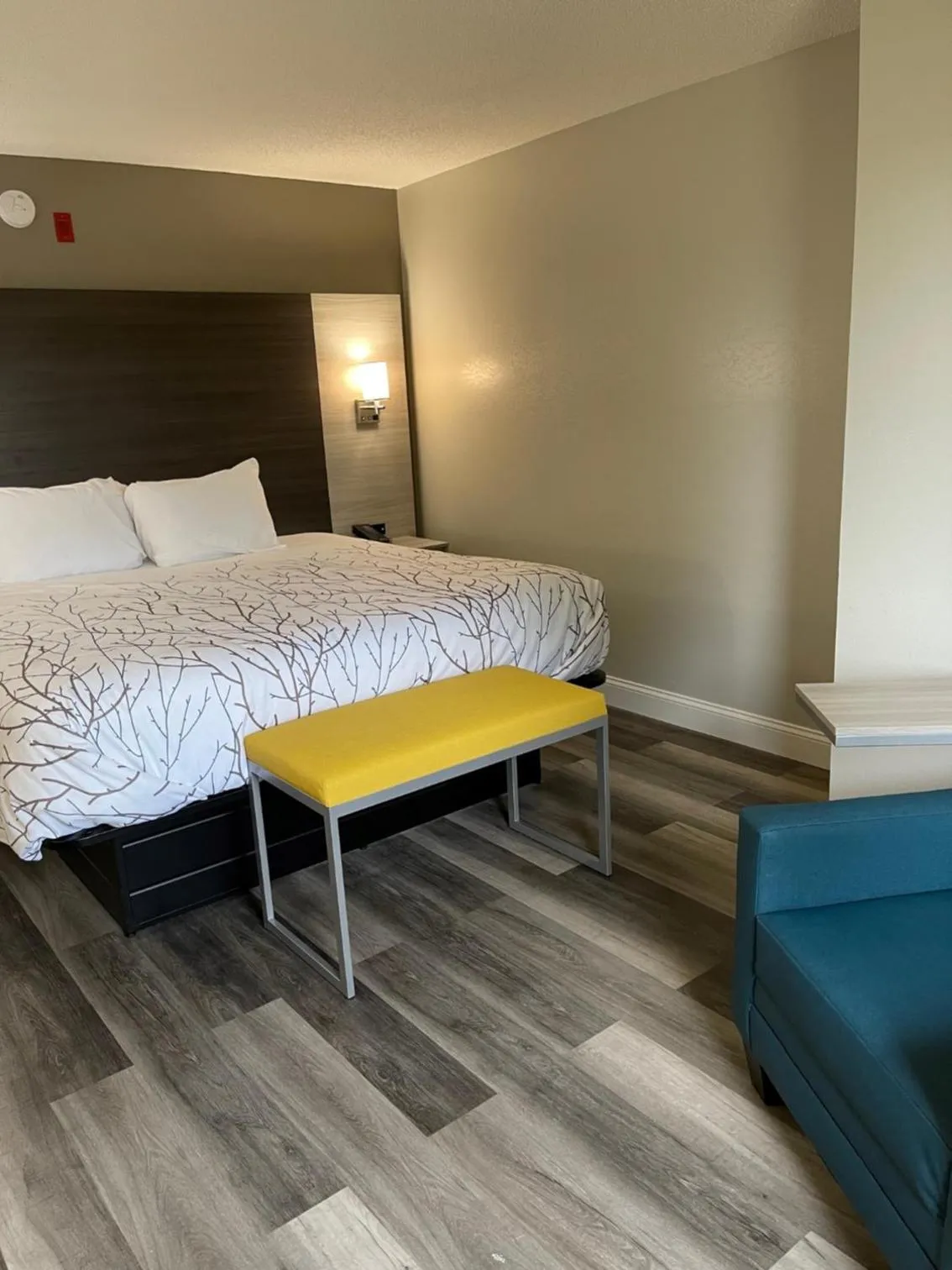 Bed in HomeTown Inn and Suites Belle Plaine