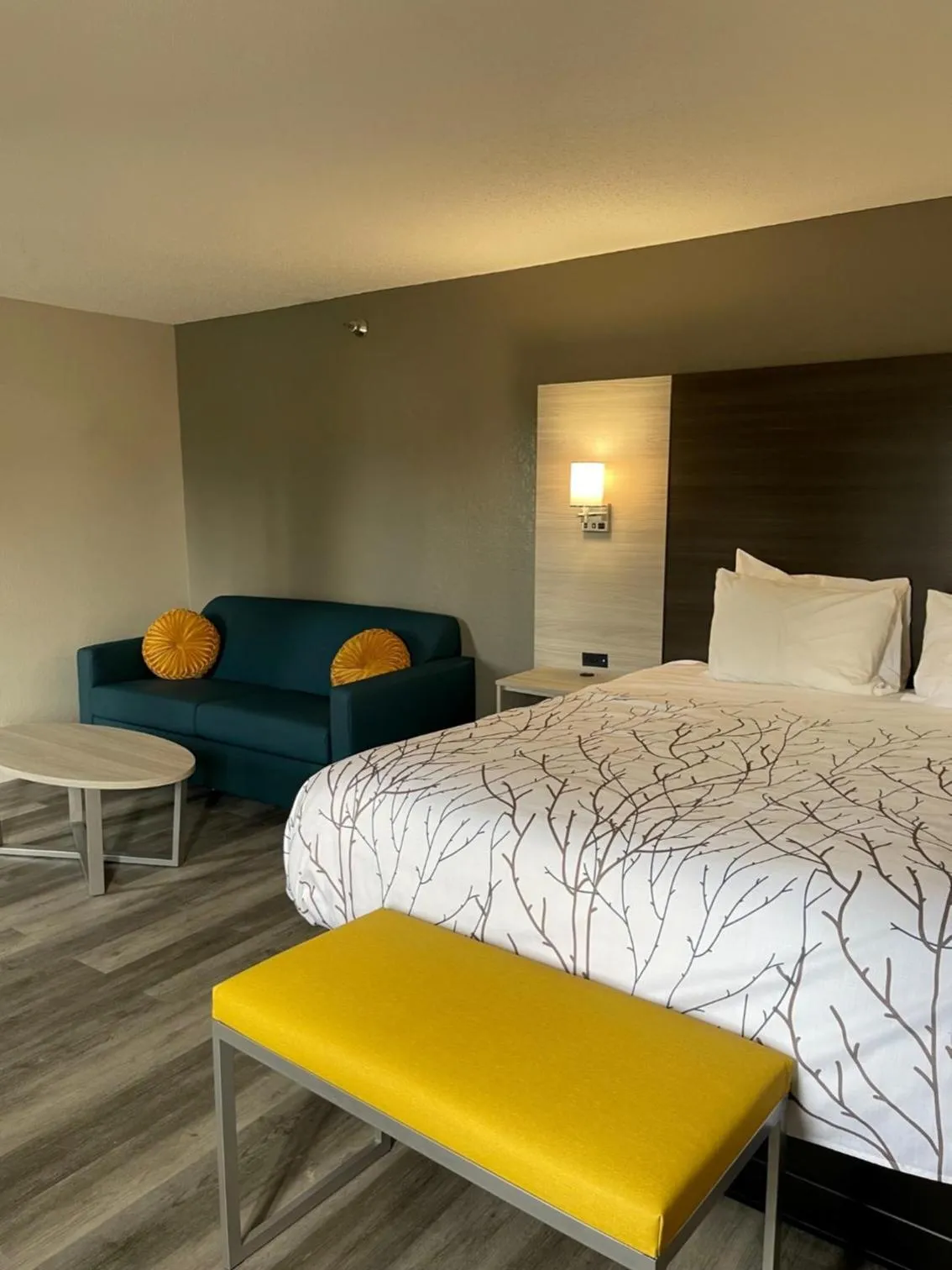 Bed in HomeTown Inn and Suites Belle Plaine