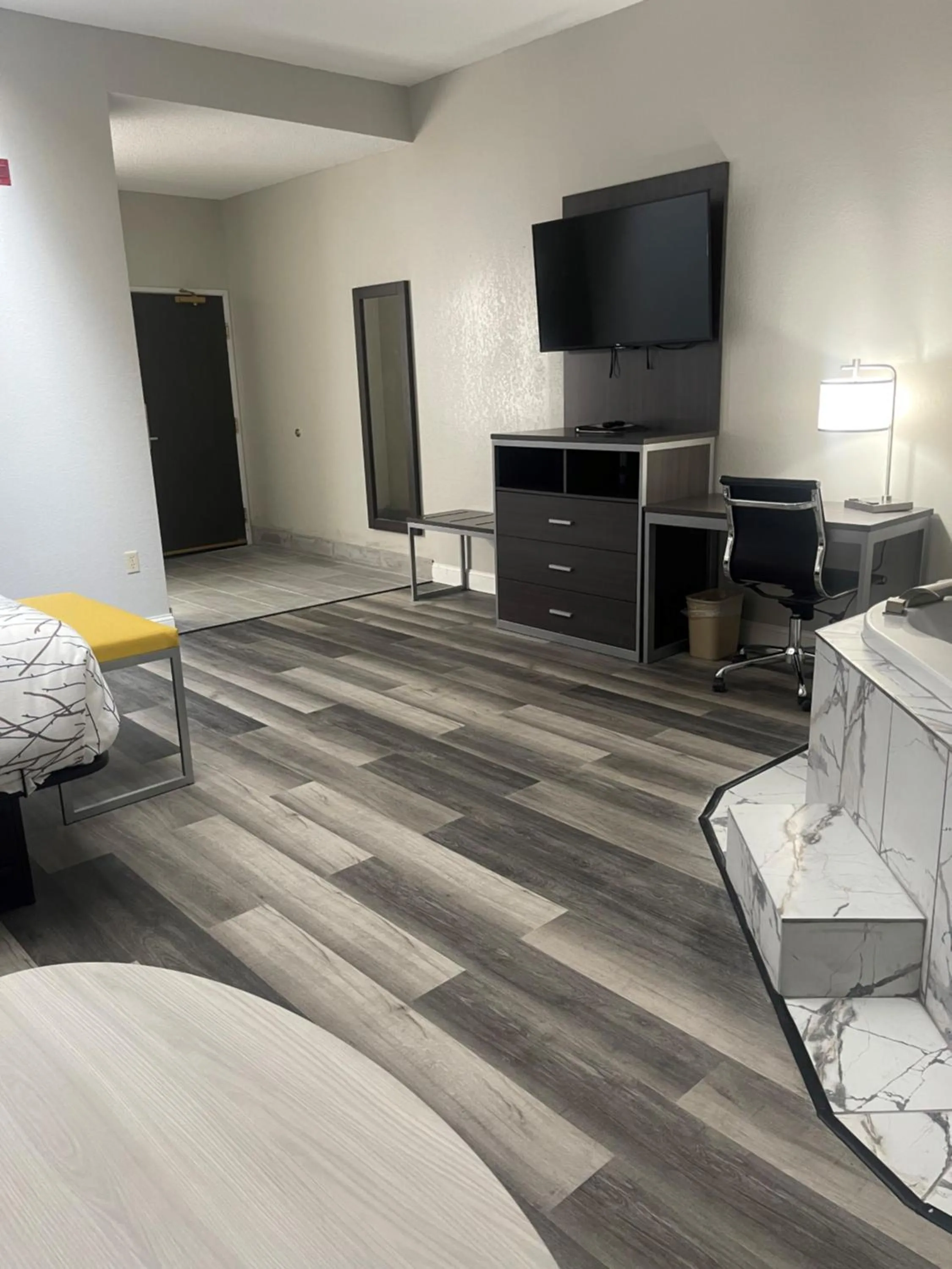 Bed in HomeTown Inn and Suites Belle Plaine