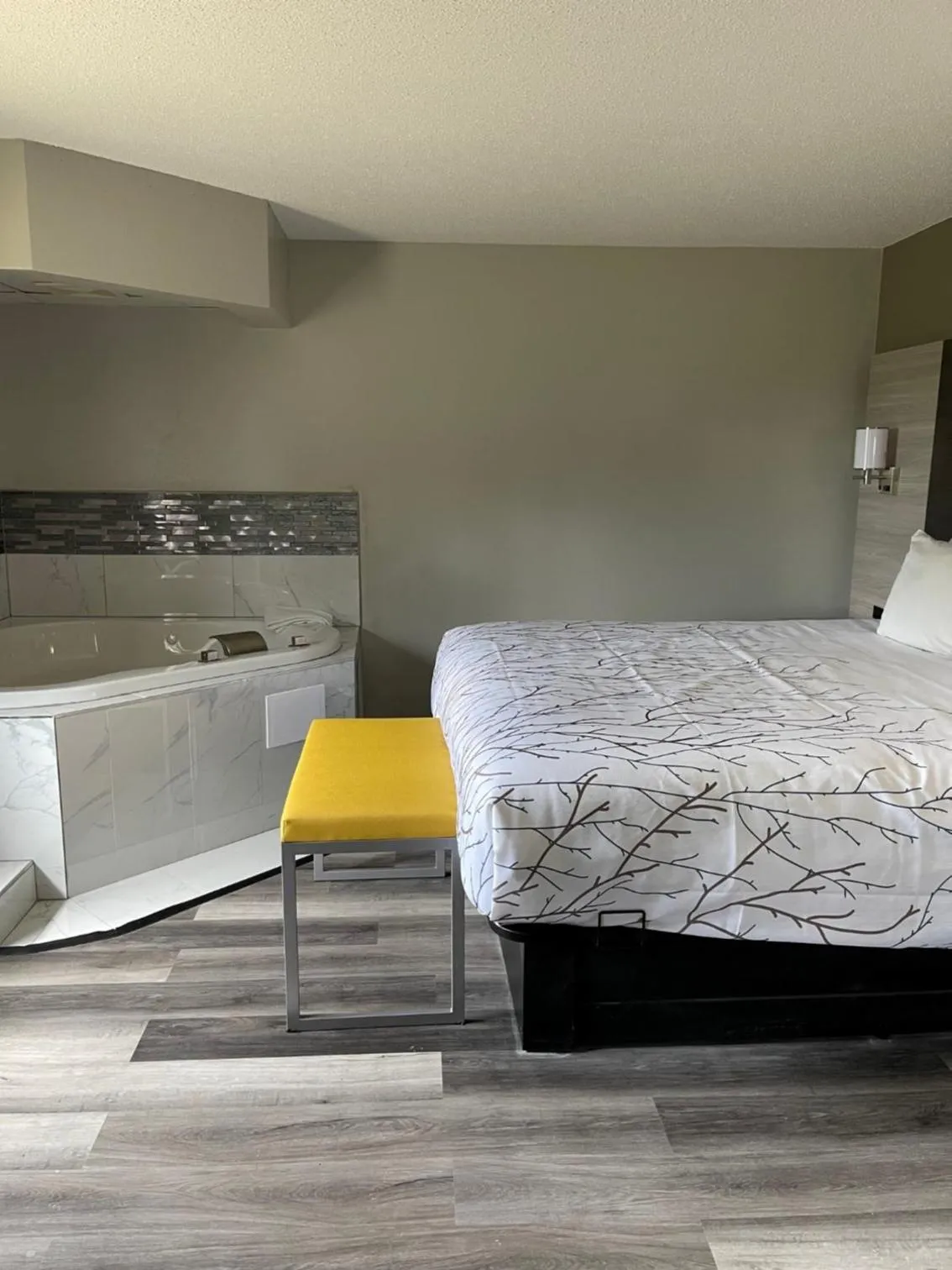 Bed in HomeTown Inn and Suites Belle Plaine