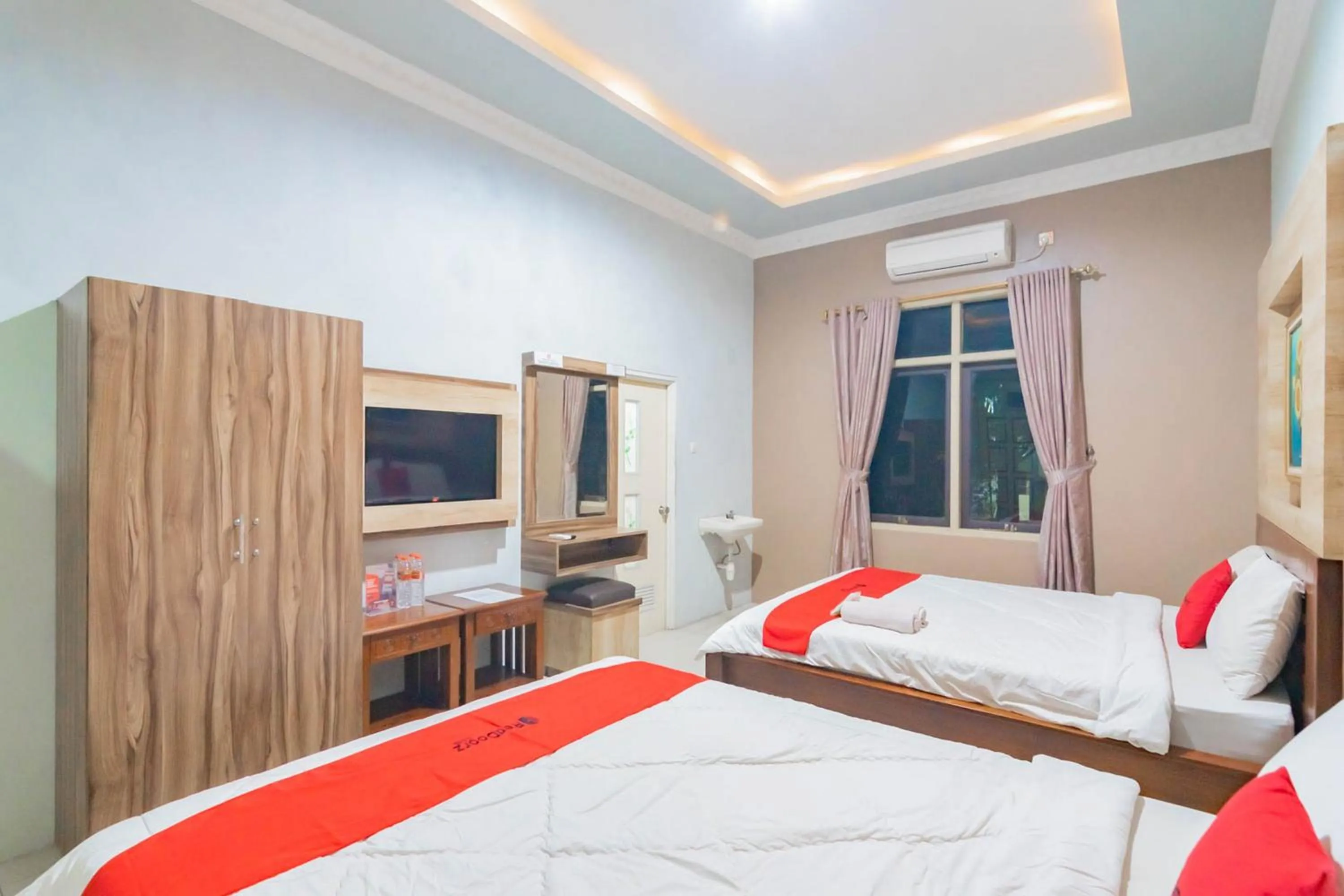 Bed in RedDoorz Resort Premium @ Sangkan Hurip Kuningan