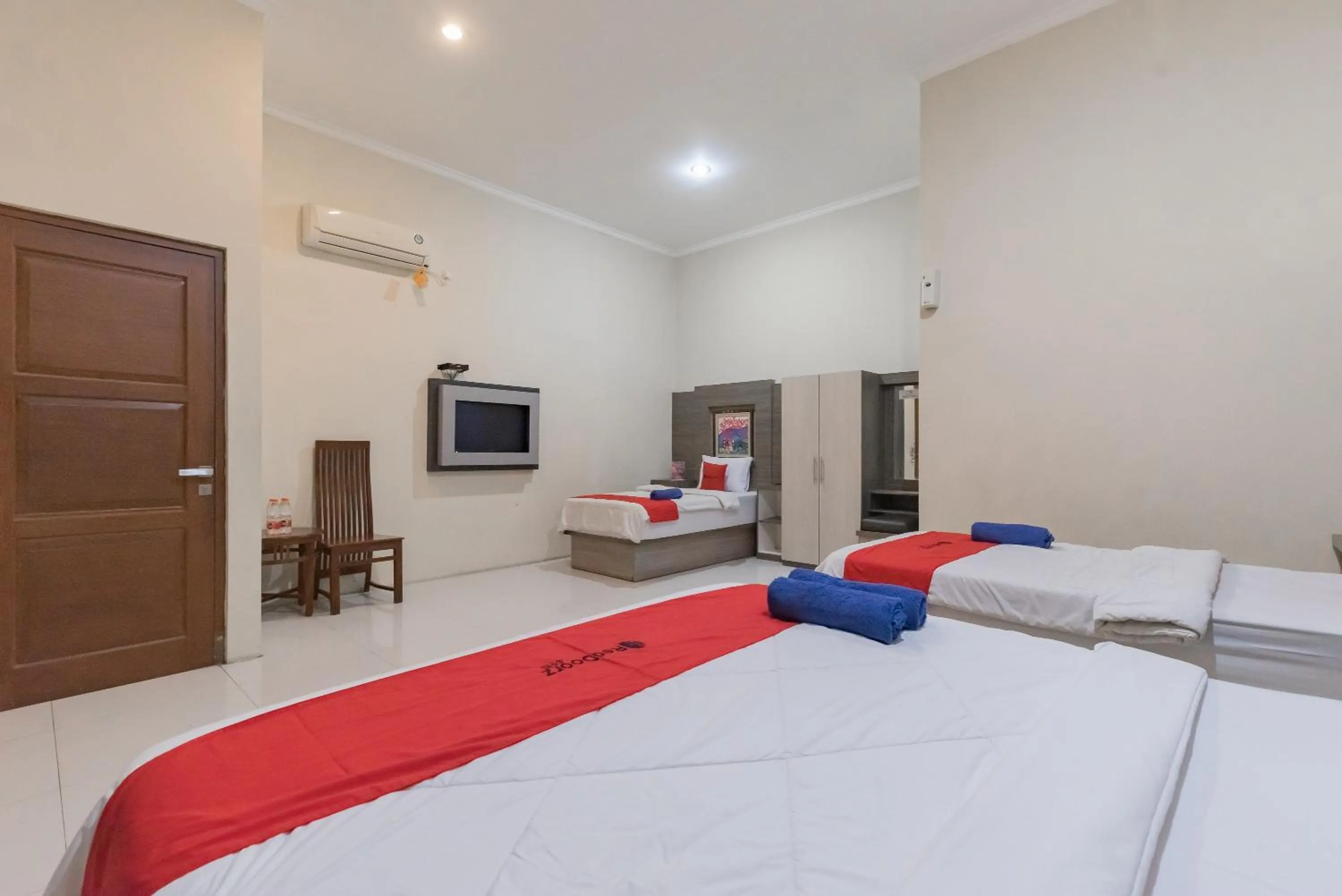 Bed in RedDoorz Resort Premium @ Sangkan Hurip Kuningan