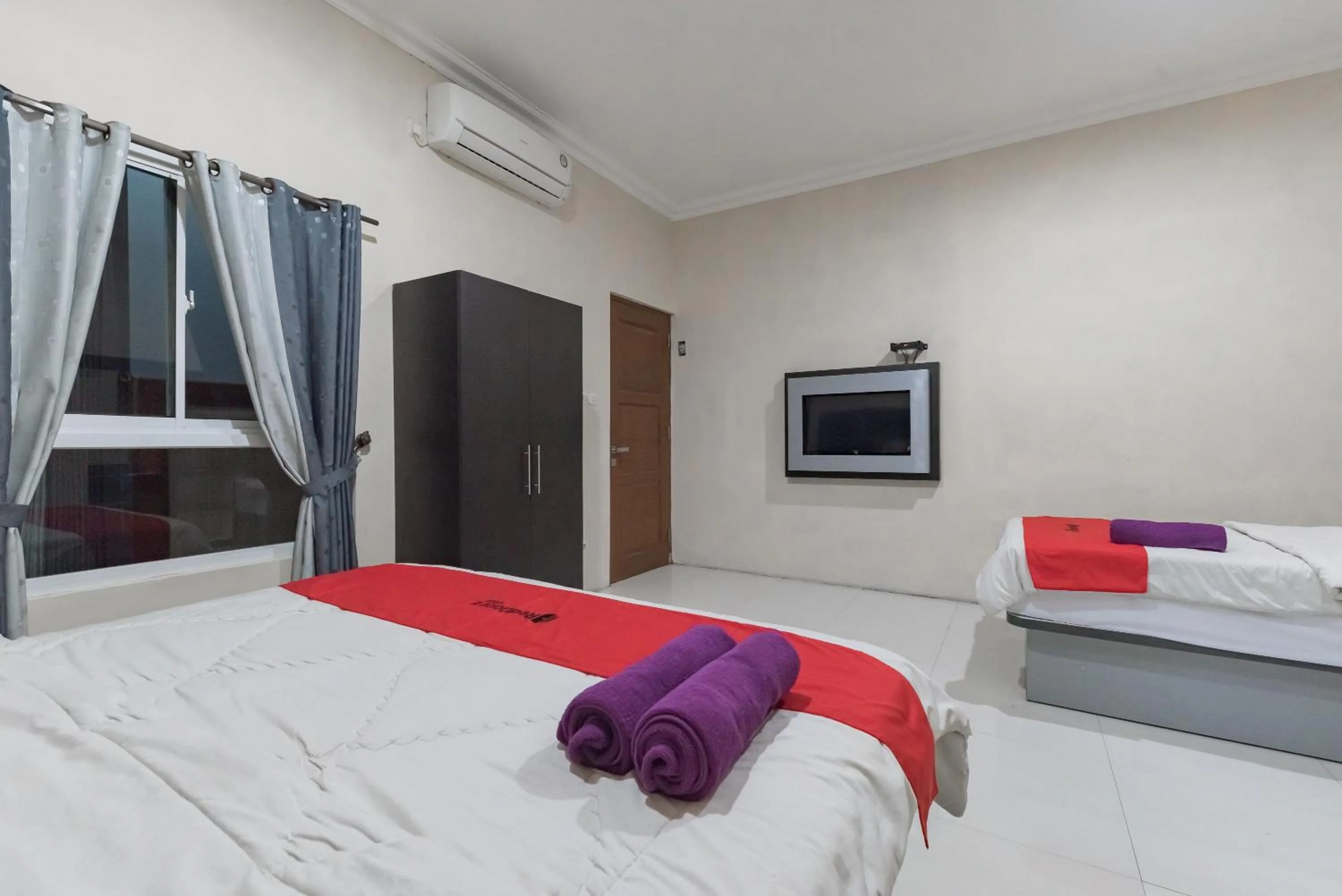 Bed in RedDoorz Resort Premium @ Sangkan Hurip Kuningan