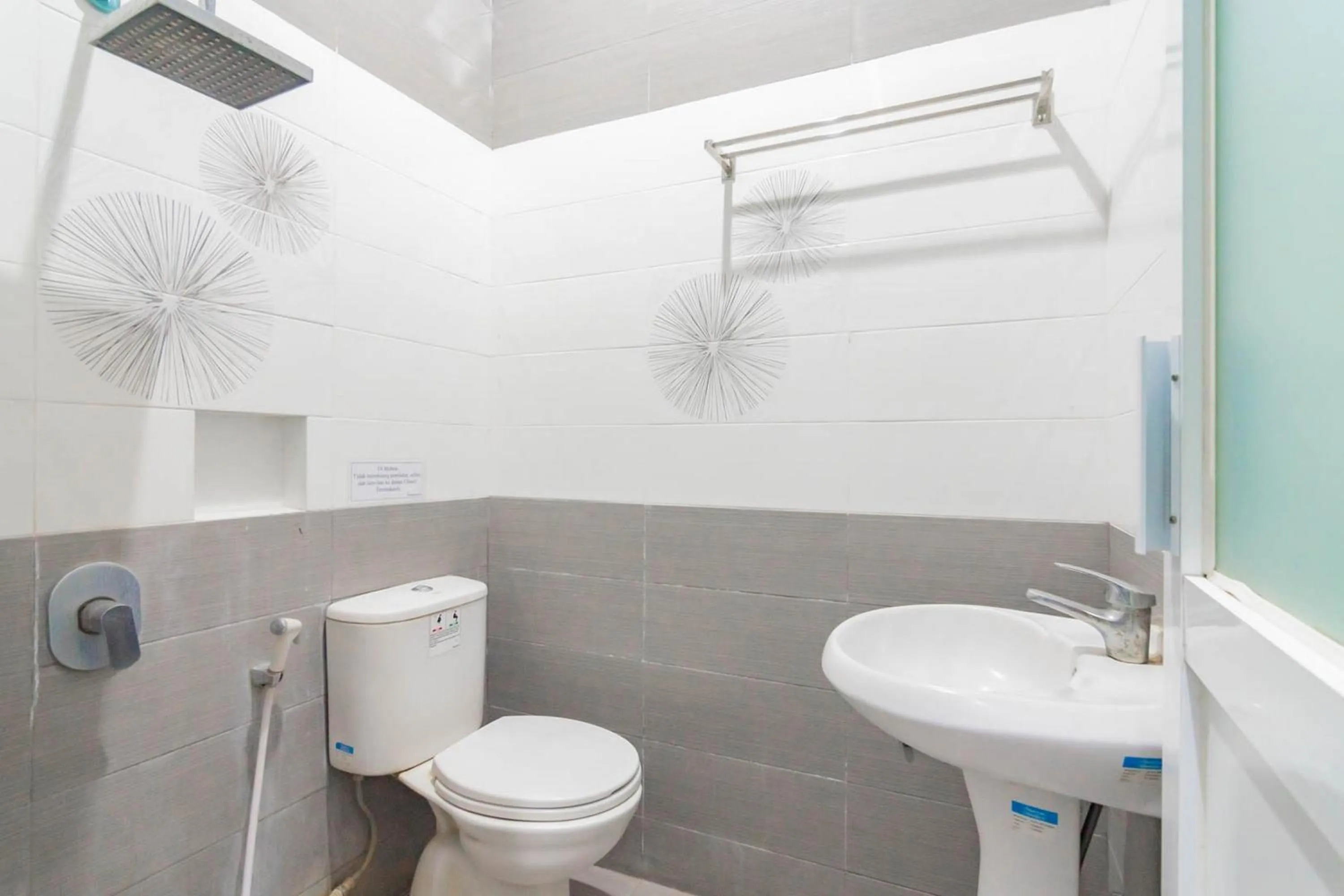 Bathroom in RedDoorz Resort Premium @ Sangkan Hurip Kuningan