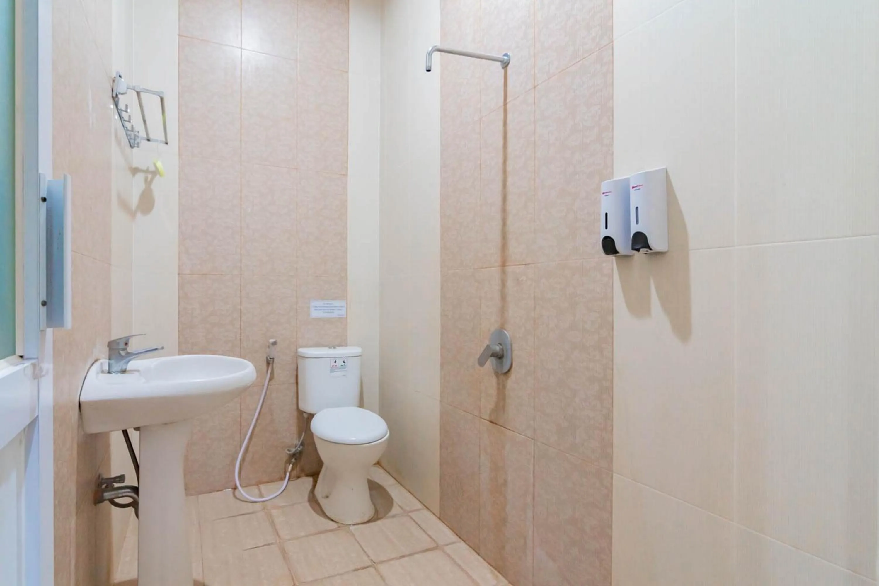 Bathroom in RedDoorz Resort Premium @ Sangkan Hurip Kuningan