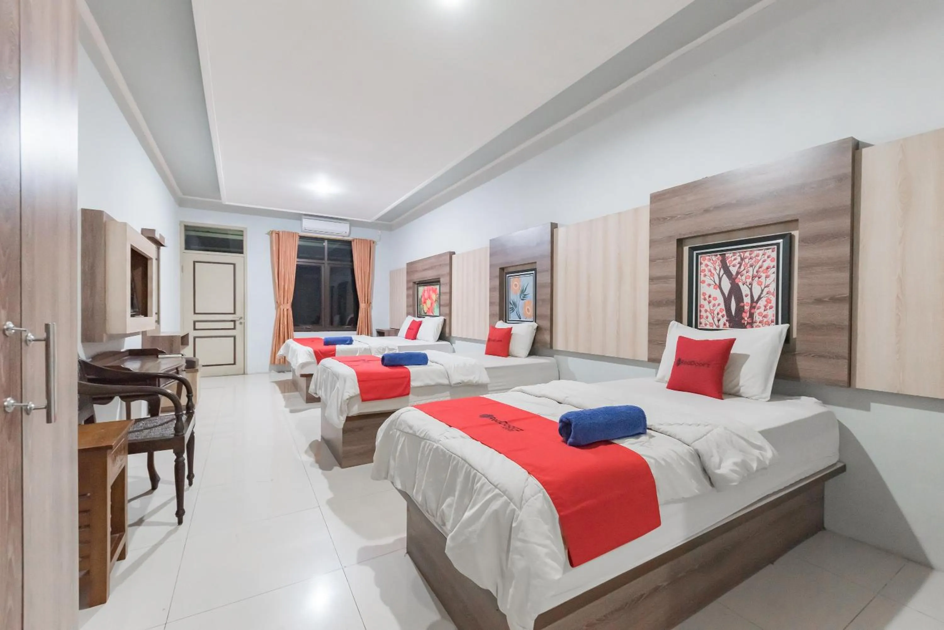 Bed in RedDoorz Resort Premium @ Sangkan Hurip Kuningan