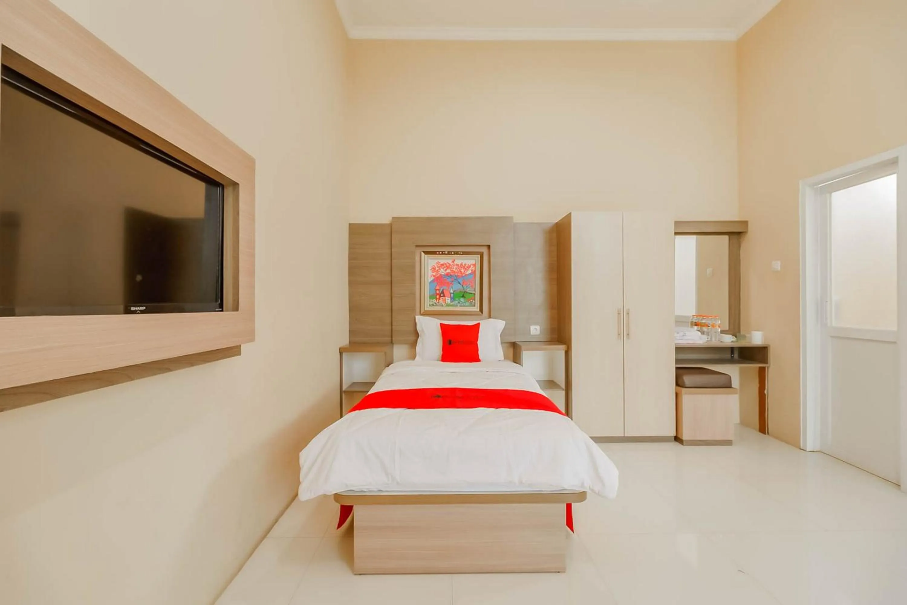 Bed in RedDoorz Resort Premium @ Sangkan Hurip Kuningan