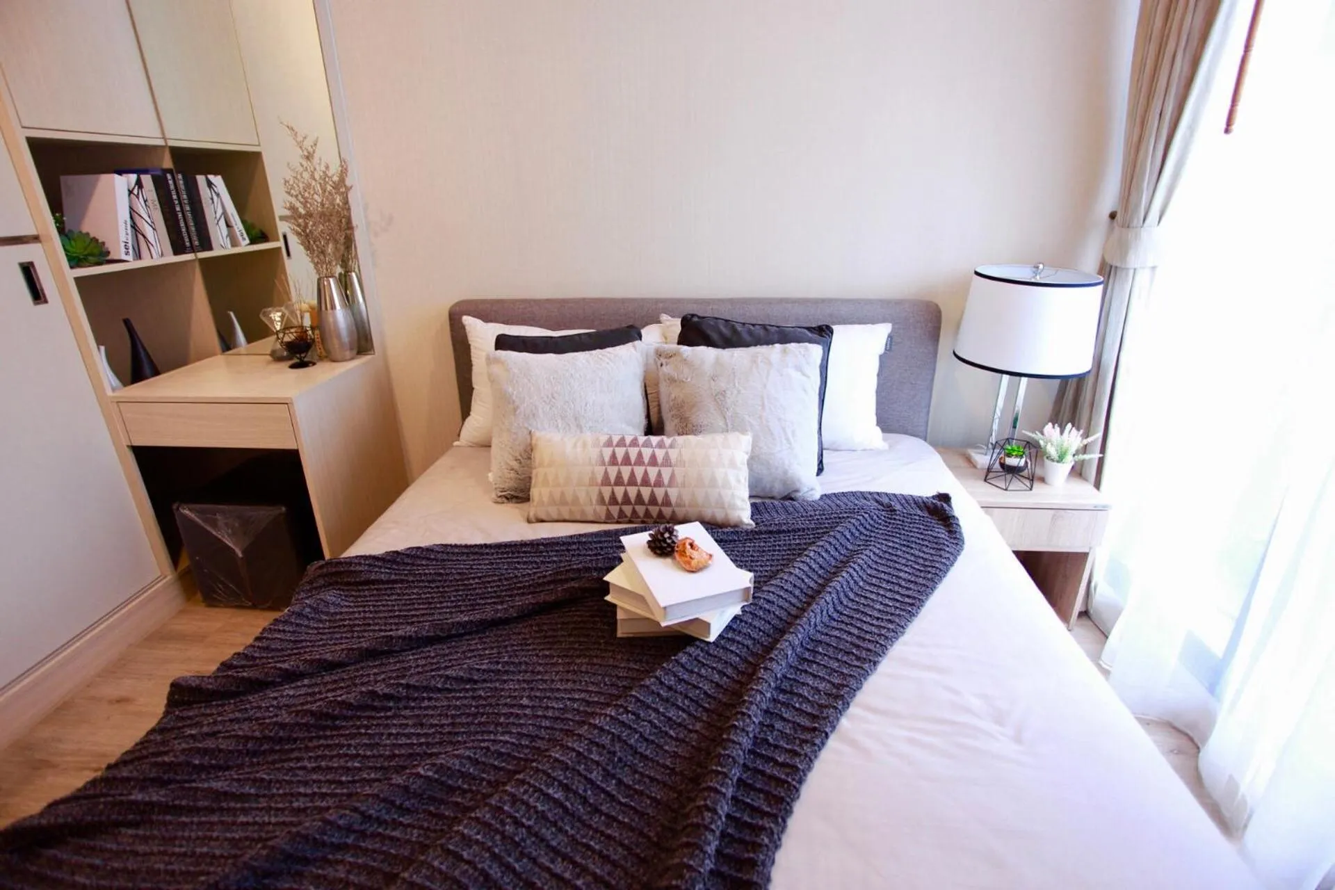 Bed in Comfy Condo On Nut