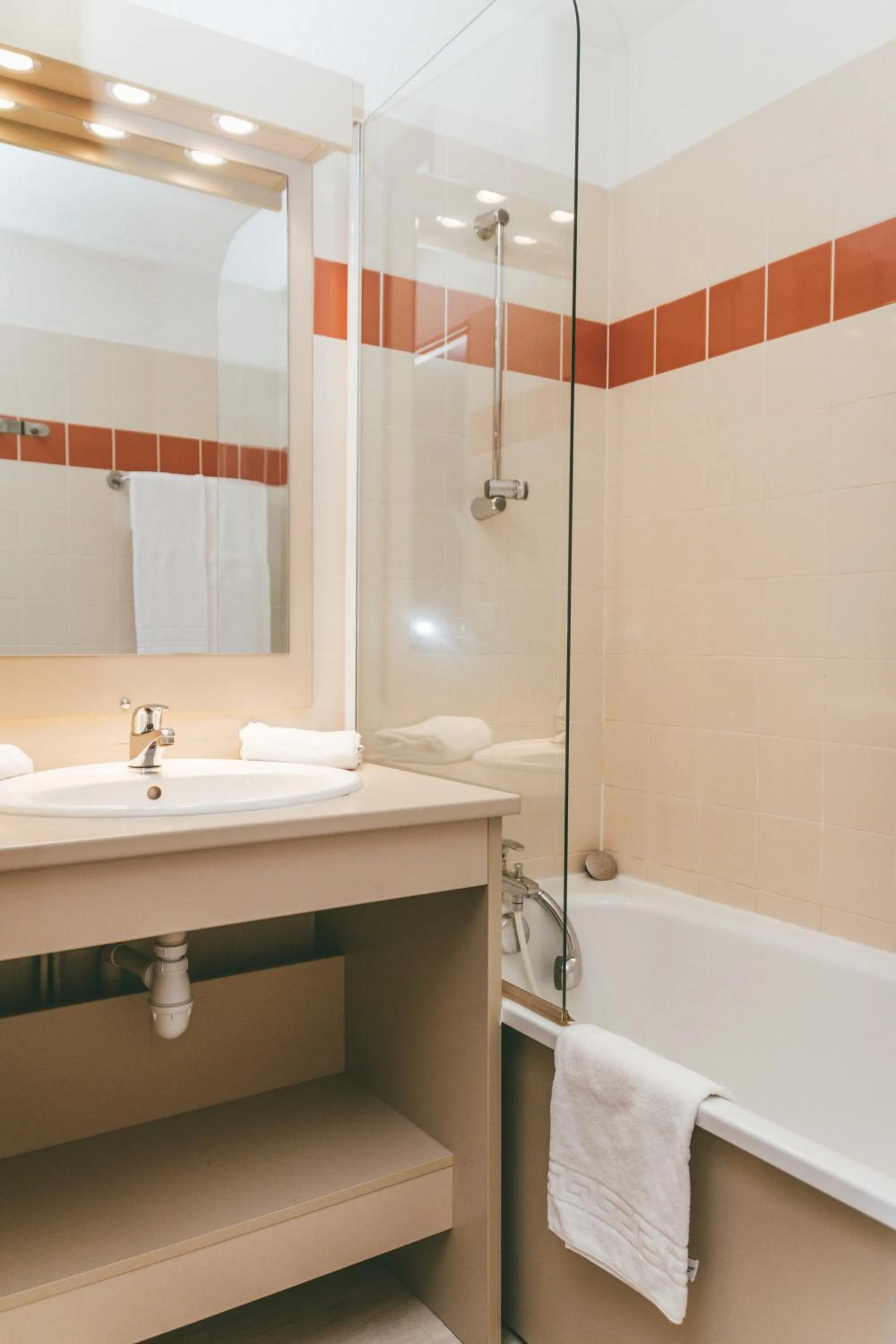 Bathroom in Terres de France - Appart'Hotel le Splendid