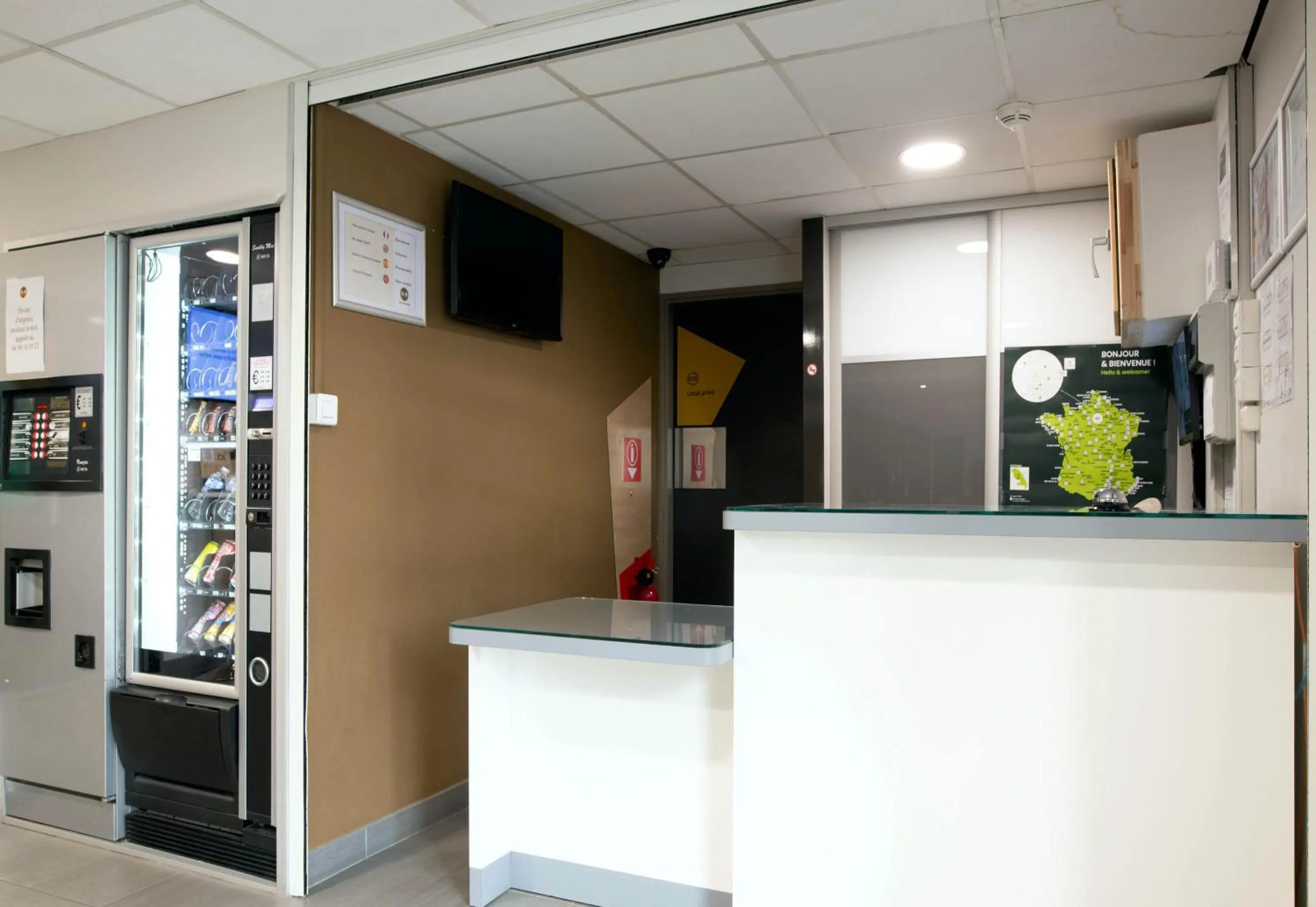 Lobby or reception in B&B HOTEL Bollène