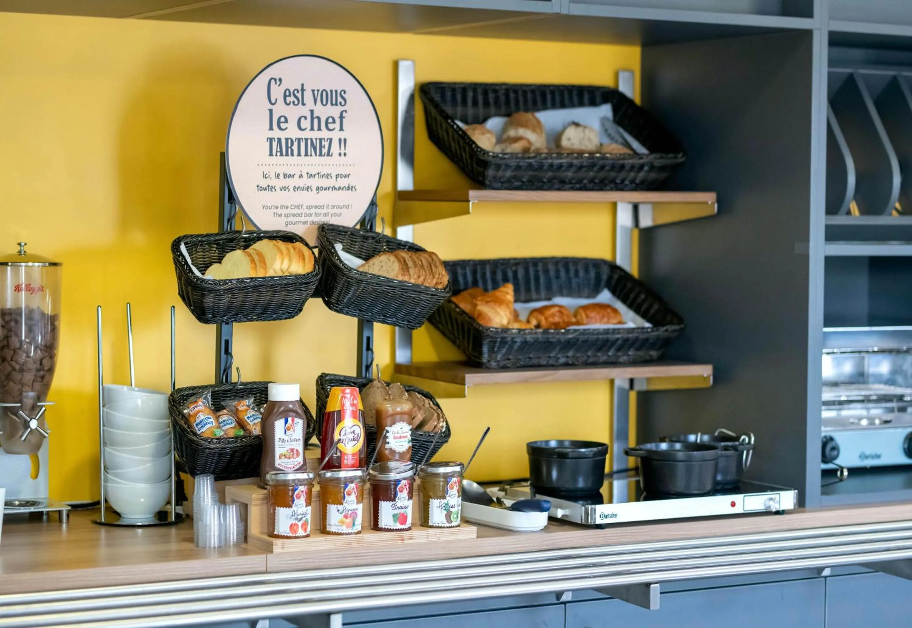 Buffet breakfast in B&B HOTEL Bollène