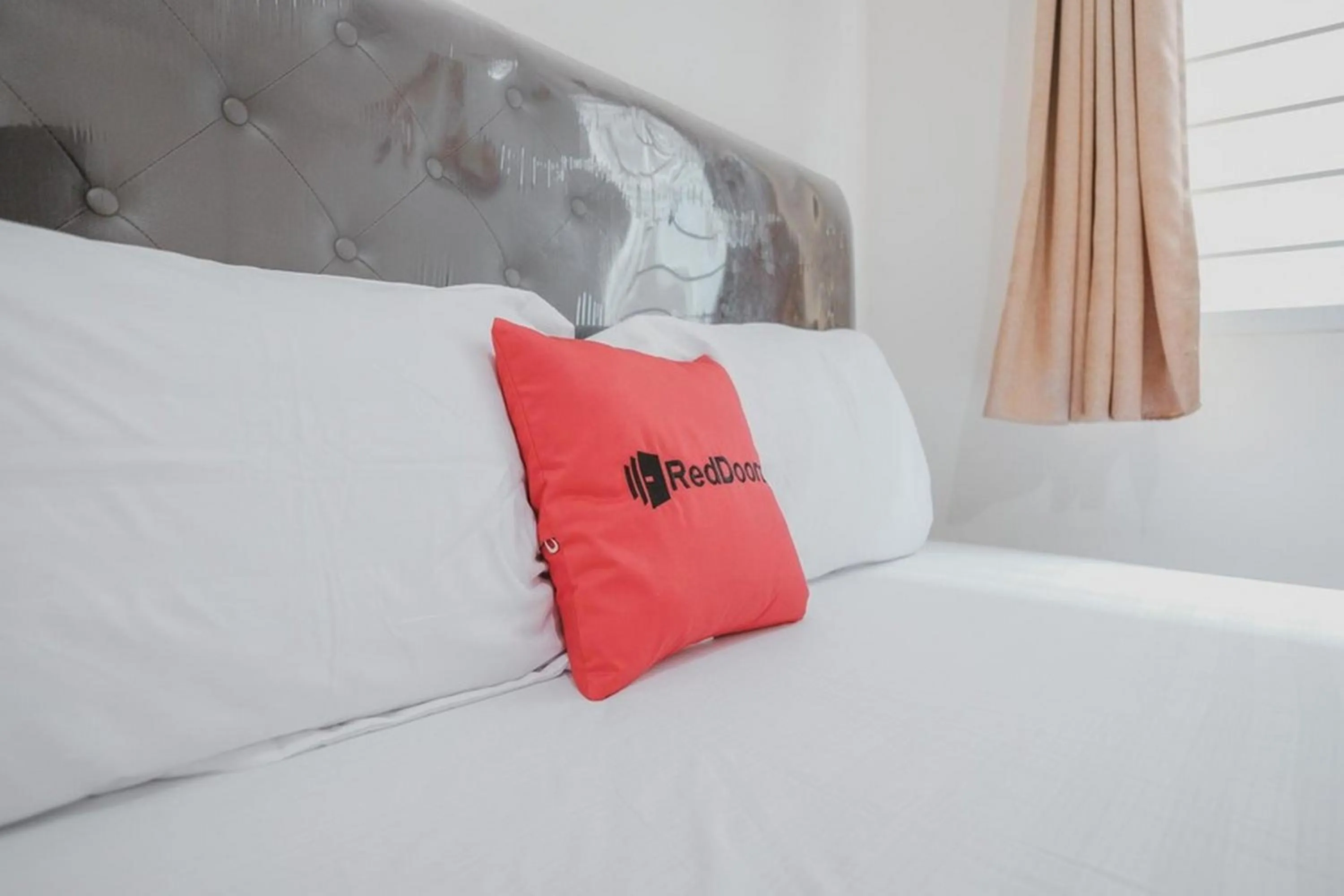 Bedroom, Bed in RedDoorz Syariah near Pahoman Lampung