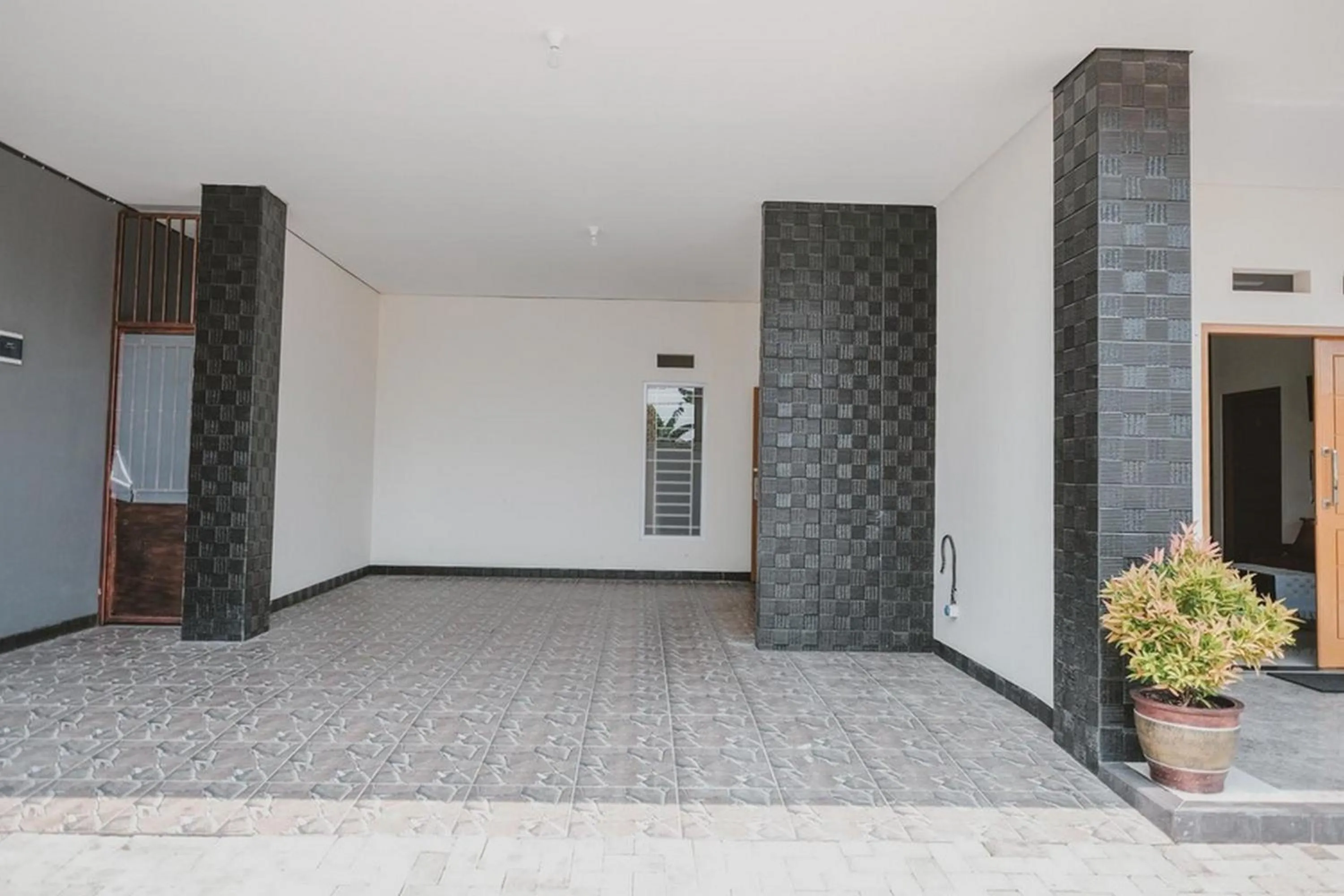 Facade/entrance in RedDoorz Syariah near Pahoman Lampung