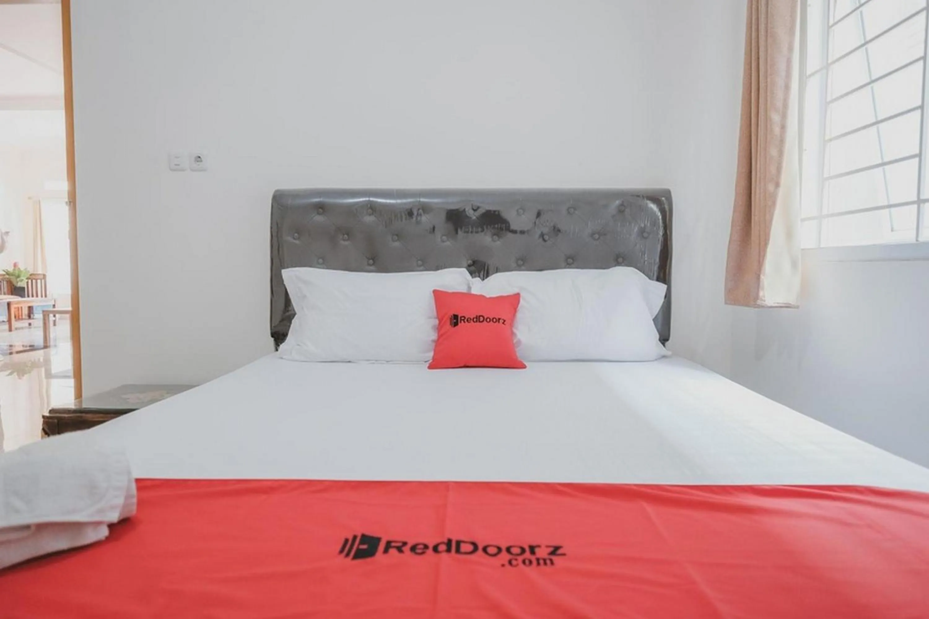 Bedroom, Bed in RedDoorz Syariah near Pahoman Lampung