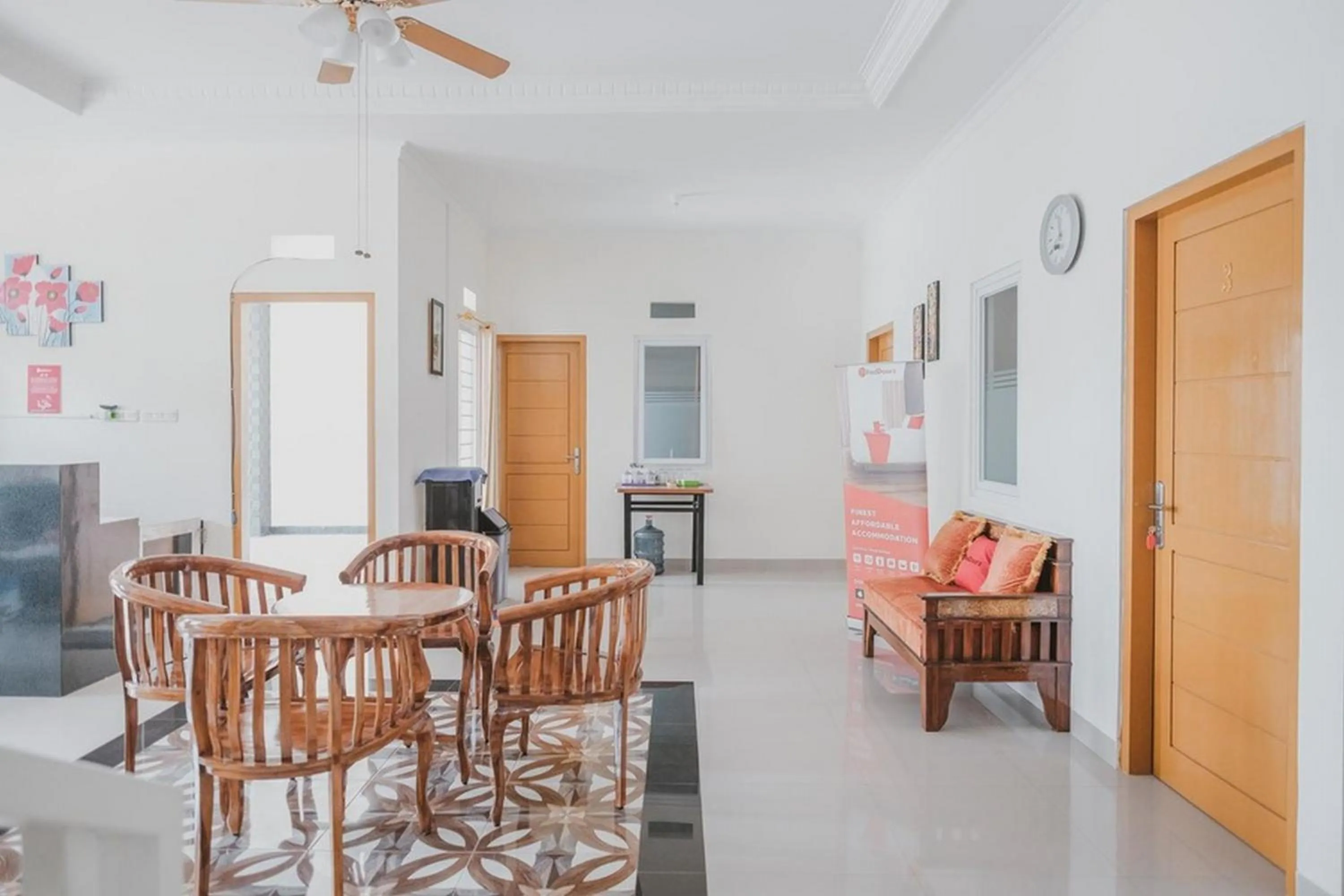 Living room in RedDoorz Syariah near Pahoman Lampung