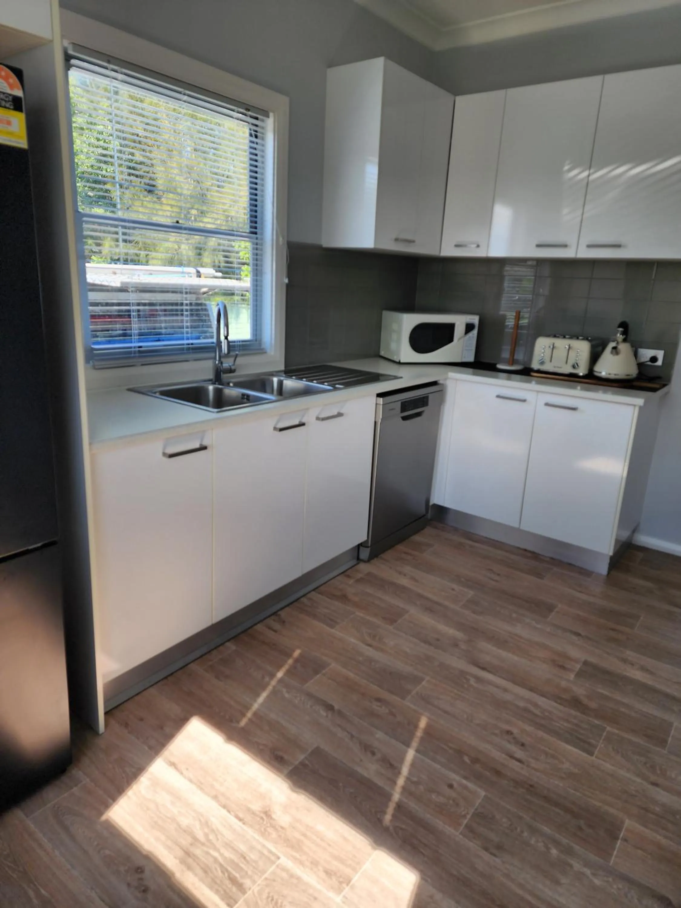 Kitchen or kitchenette in Denman Motor Inn