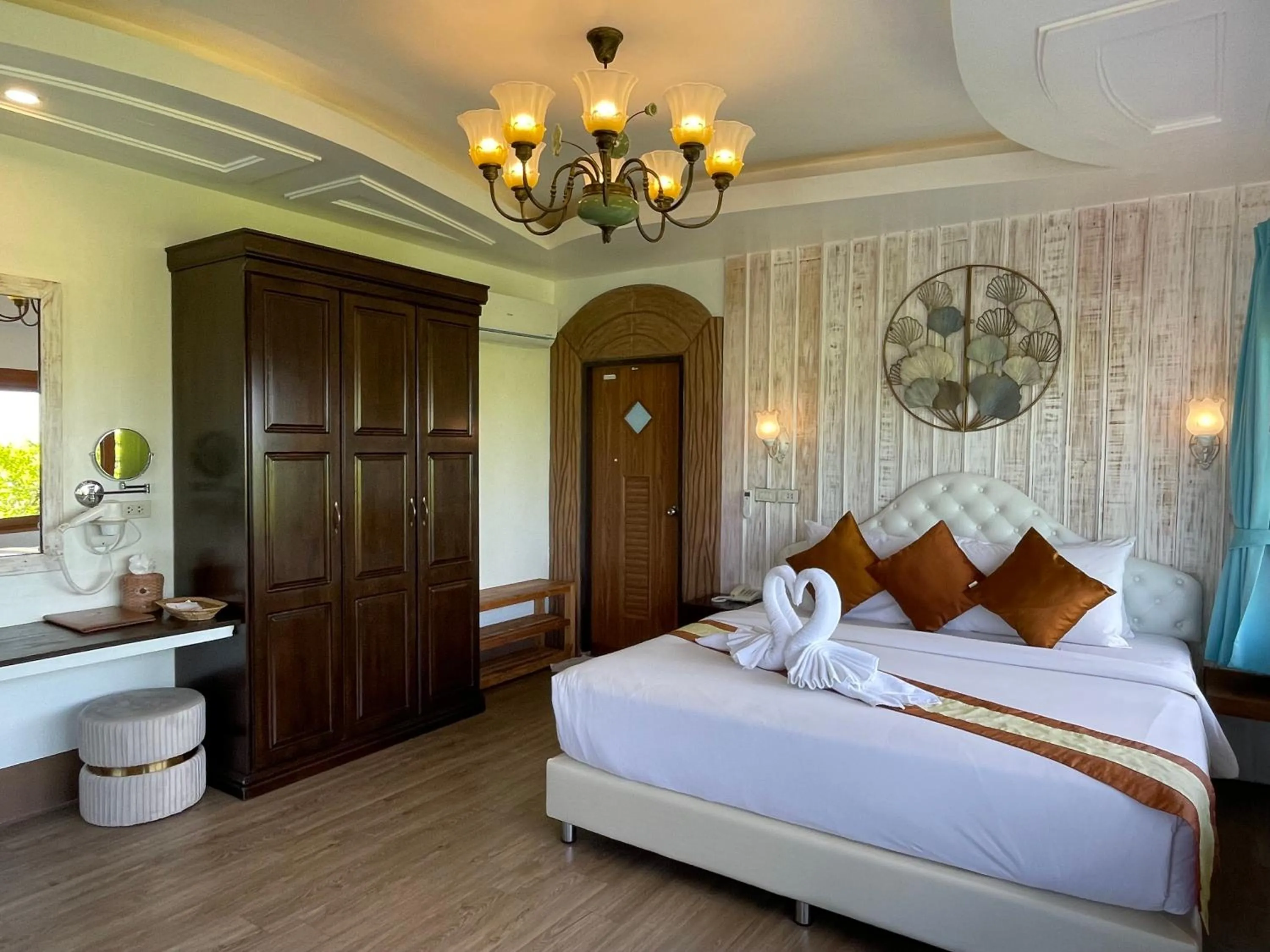 wardrobe, Bed in DD Hut Koh Tao