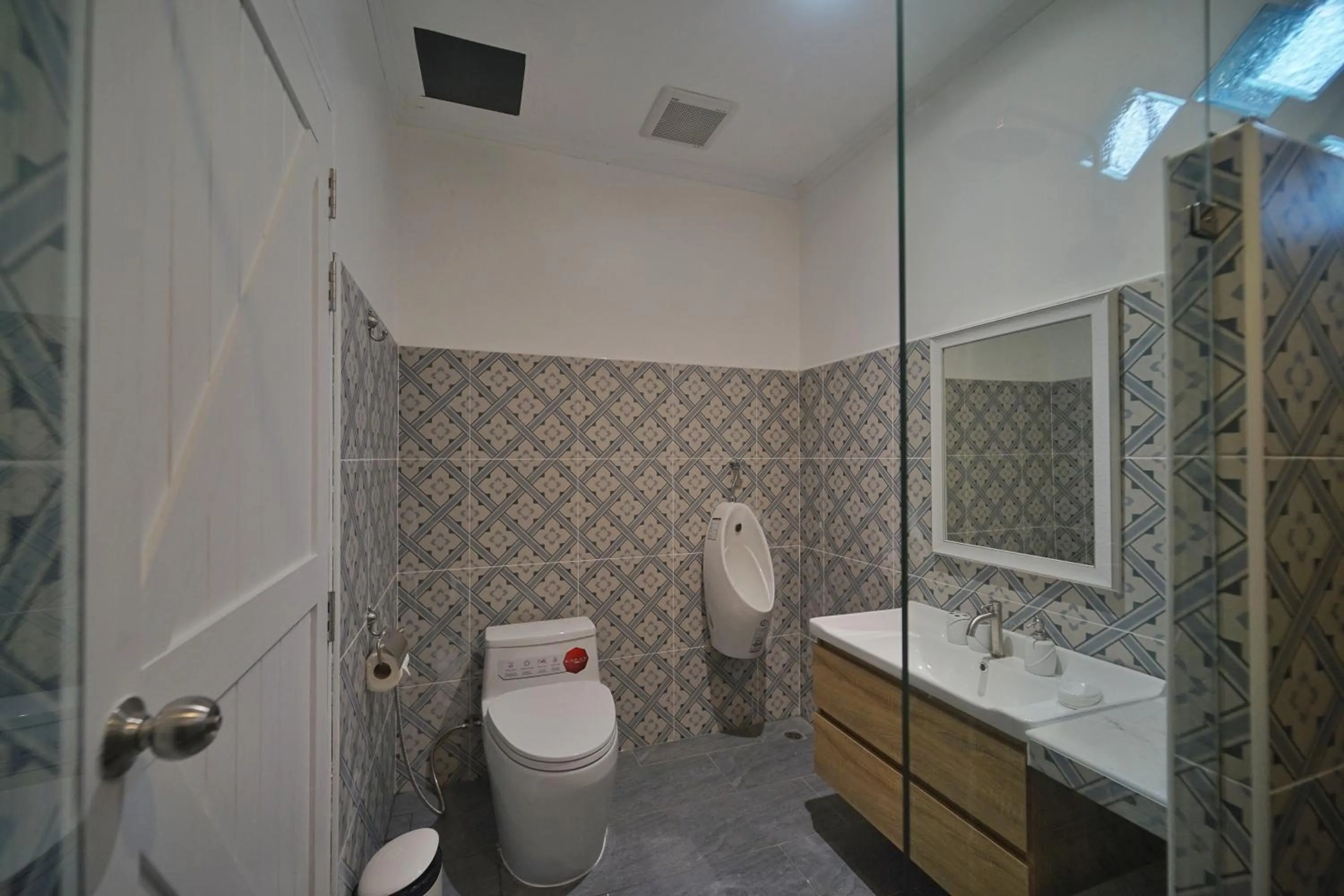 Toilet in DD Hut Koh Tao