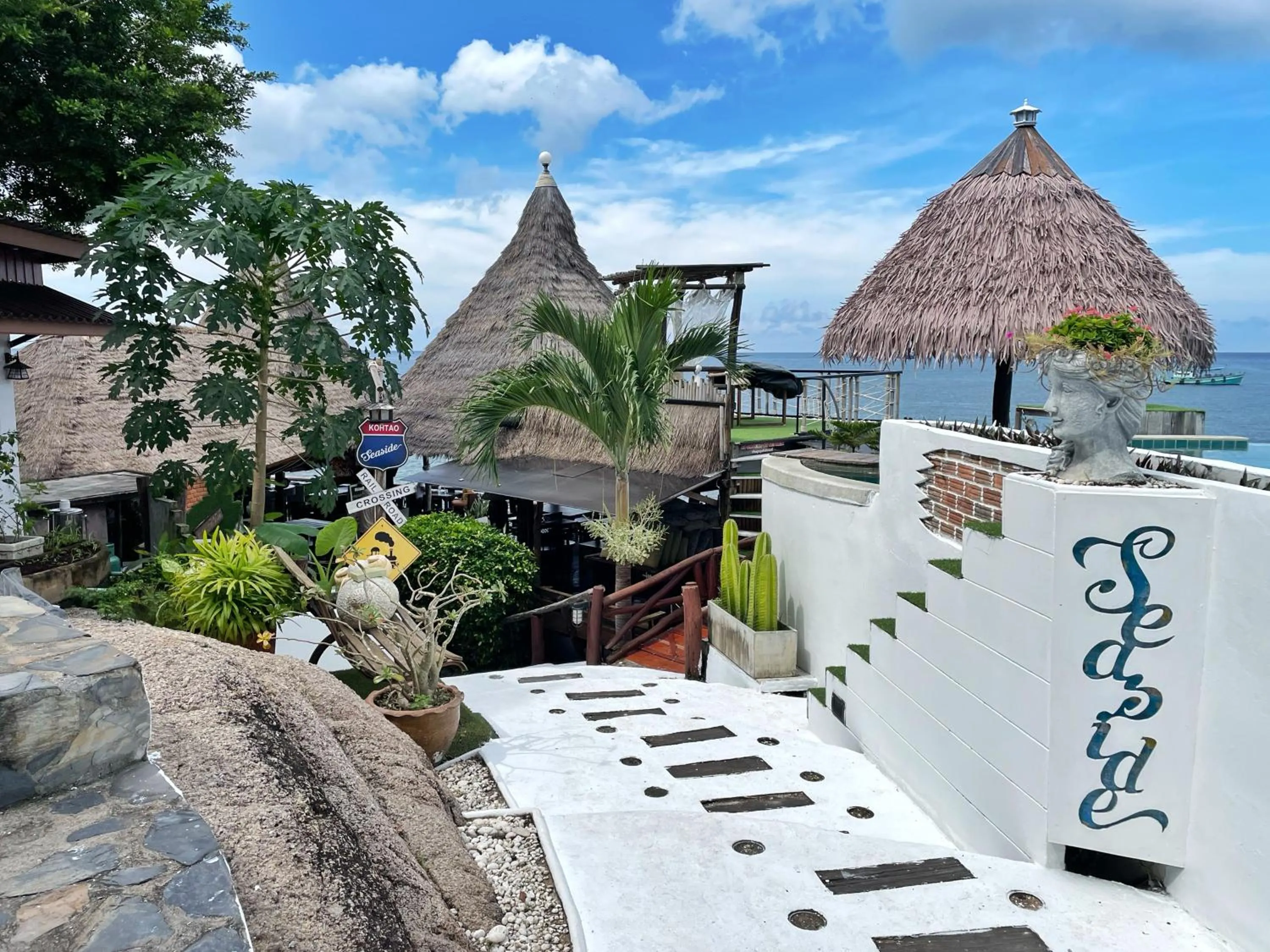 Facade/entrance in DD Hut Koh Tao