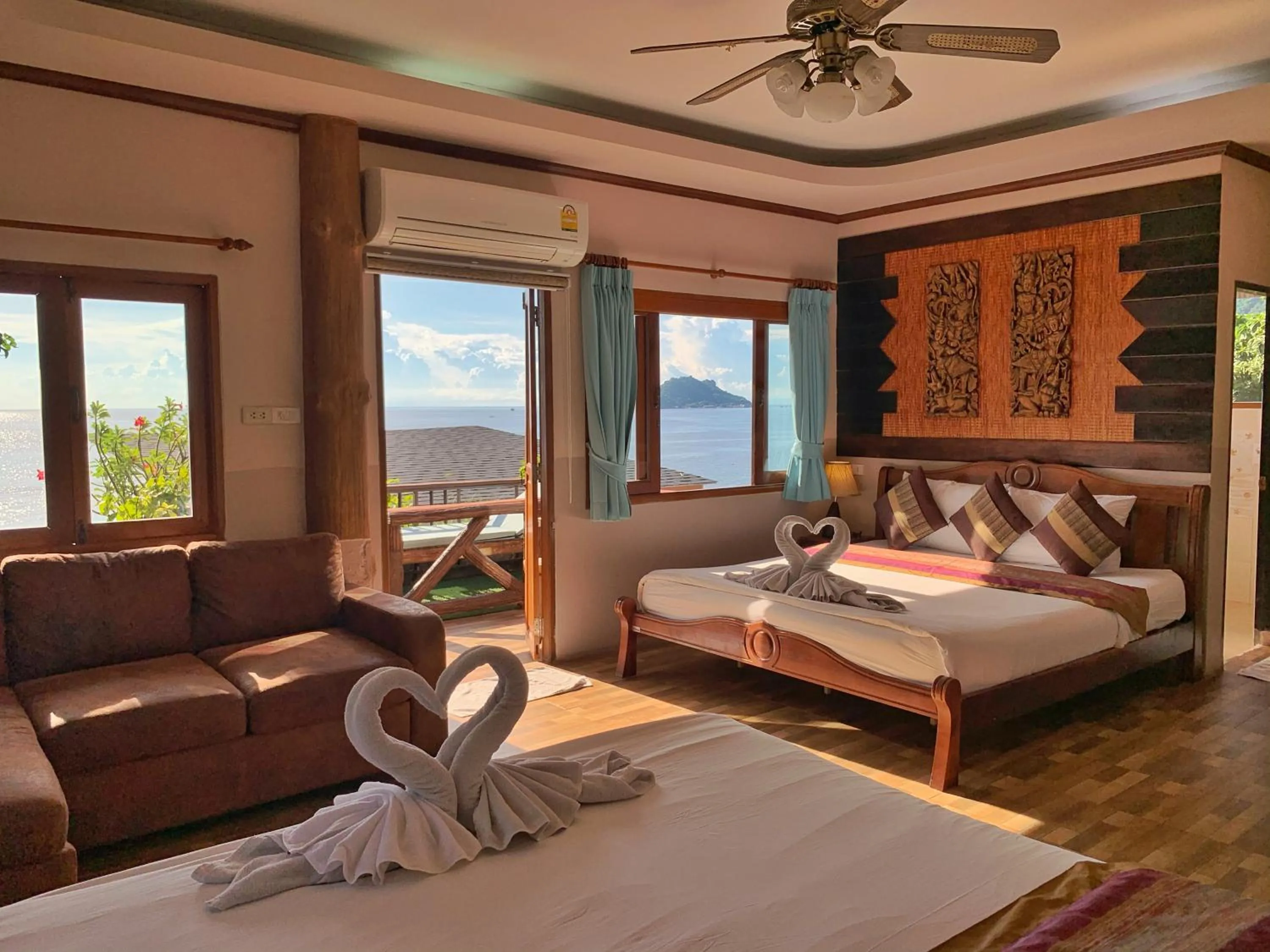 Photo of the whole room, Bed in DD Hut Koh Tao