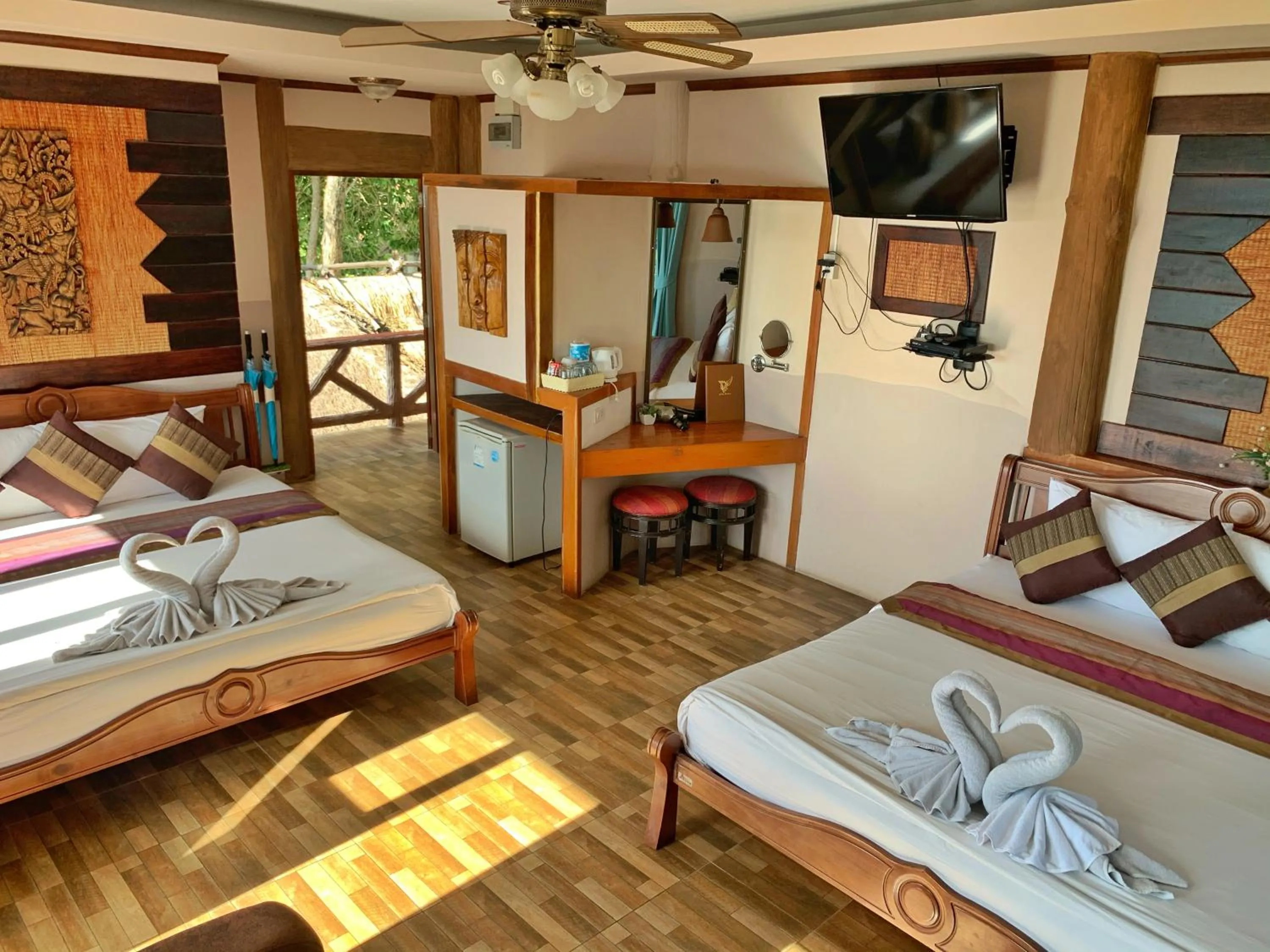 Photo of the whole room, Bed in DD Hut Koh Tao