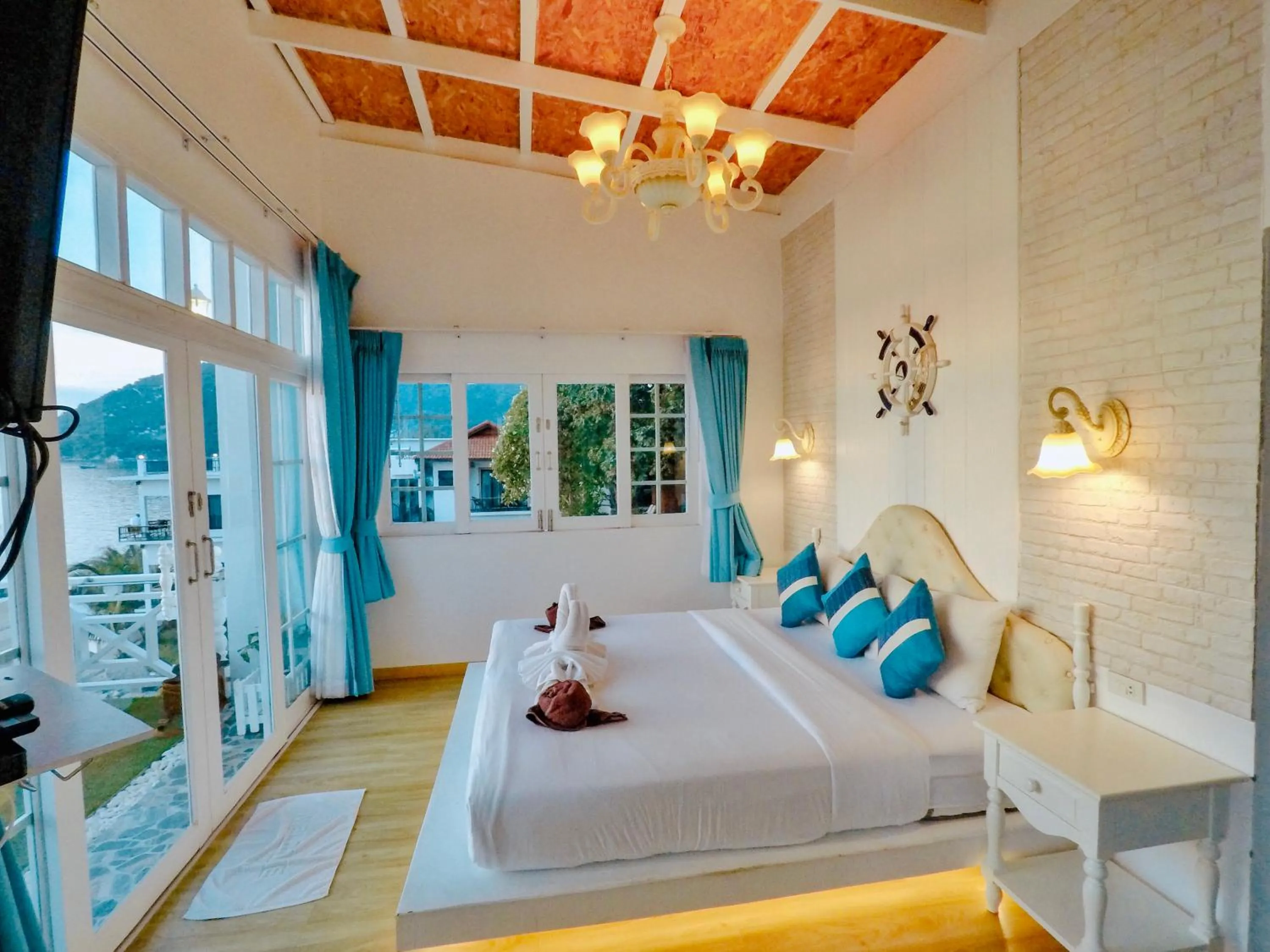 Photo of the whole room, Bed in DD Hut Koh Tao