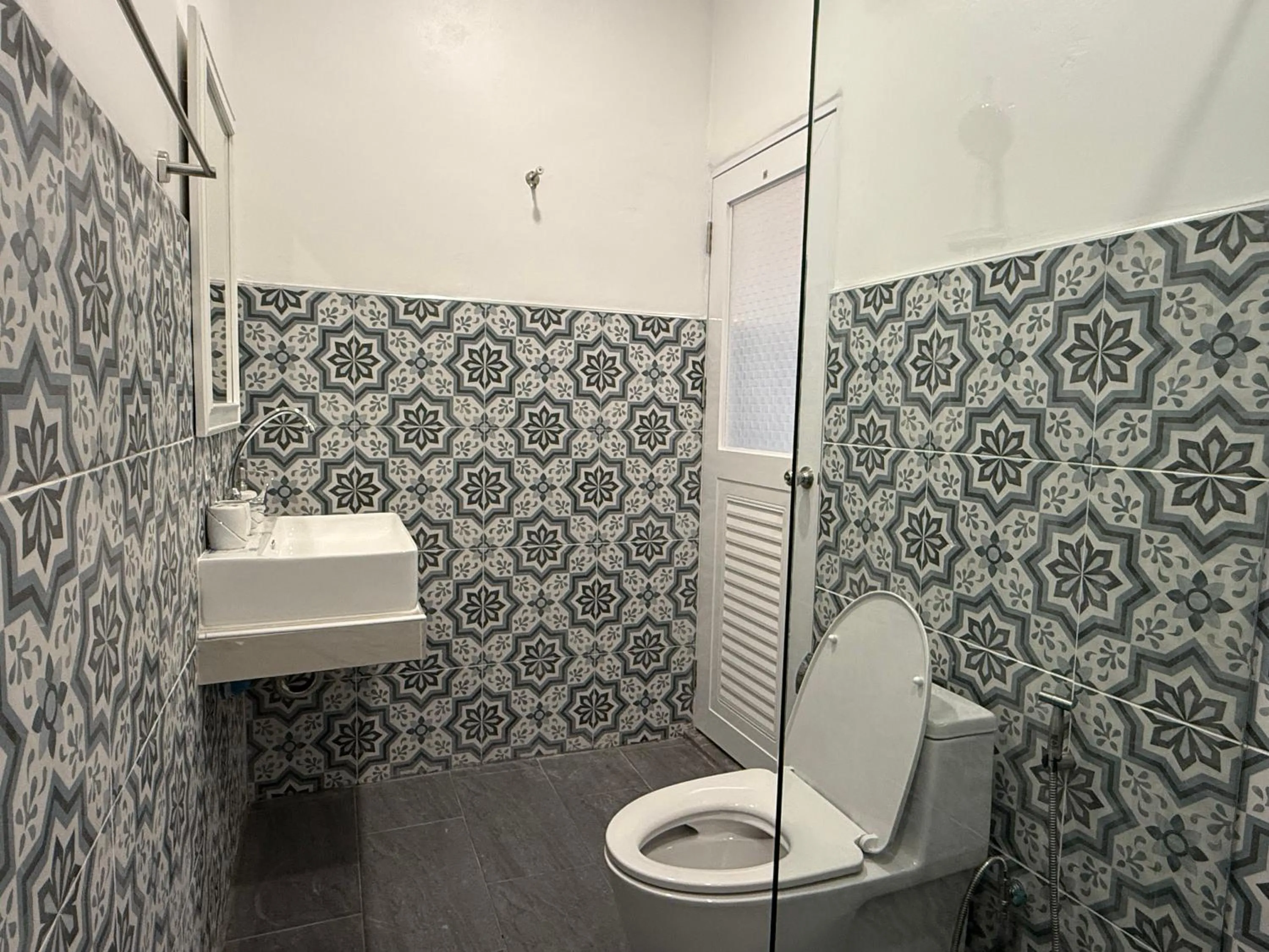 Bathroom in DD Hut Koh Tao