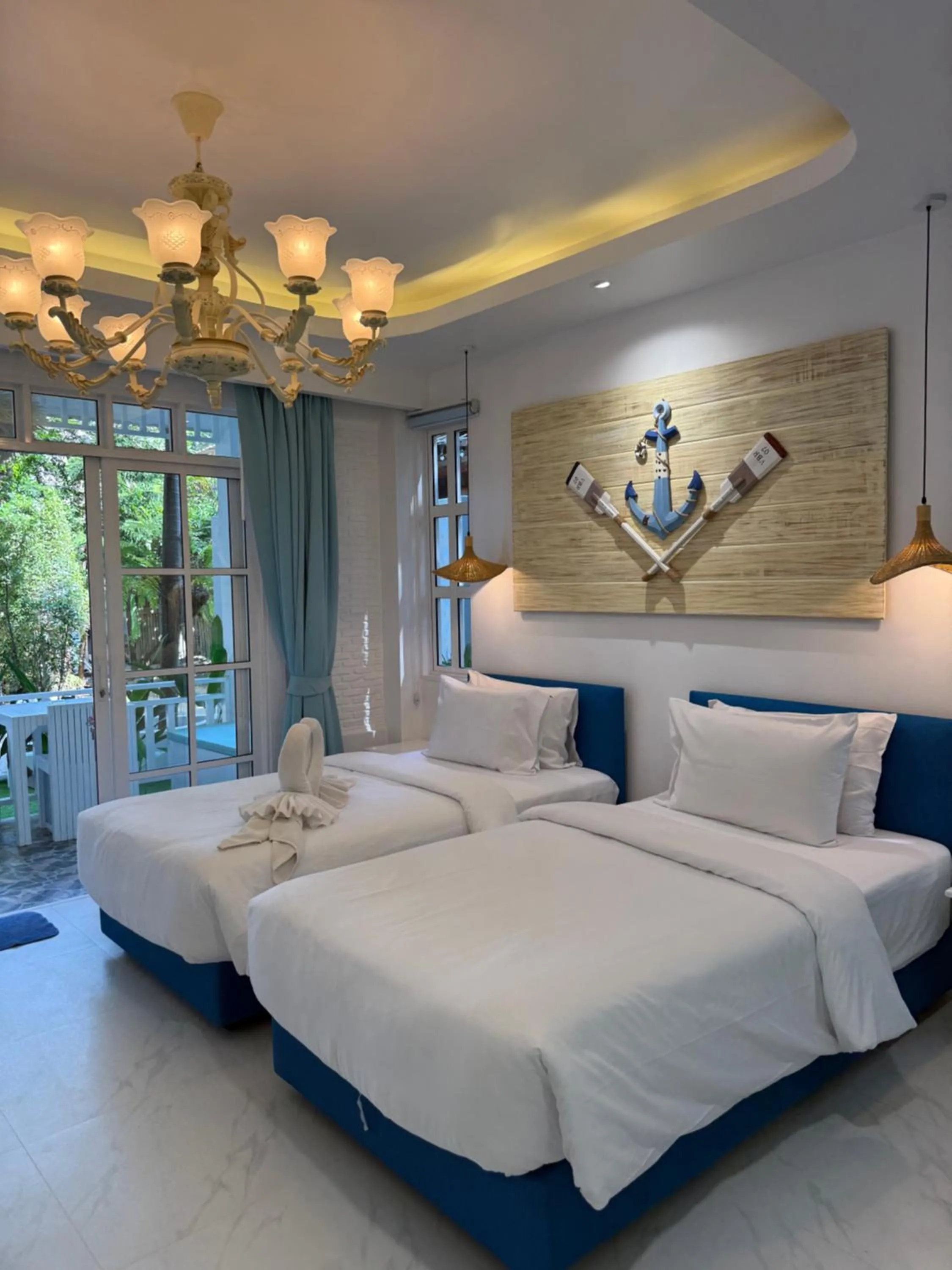 Photo of the whole room, Bed in DD Hut Koh Tao