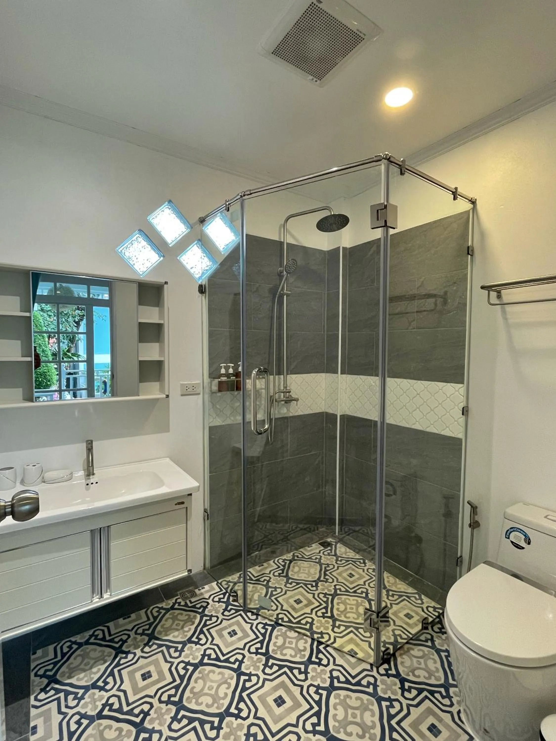 Bathroom in DD Hut Koh Tao