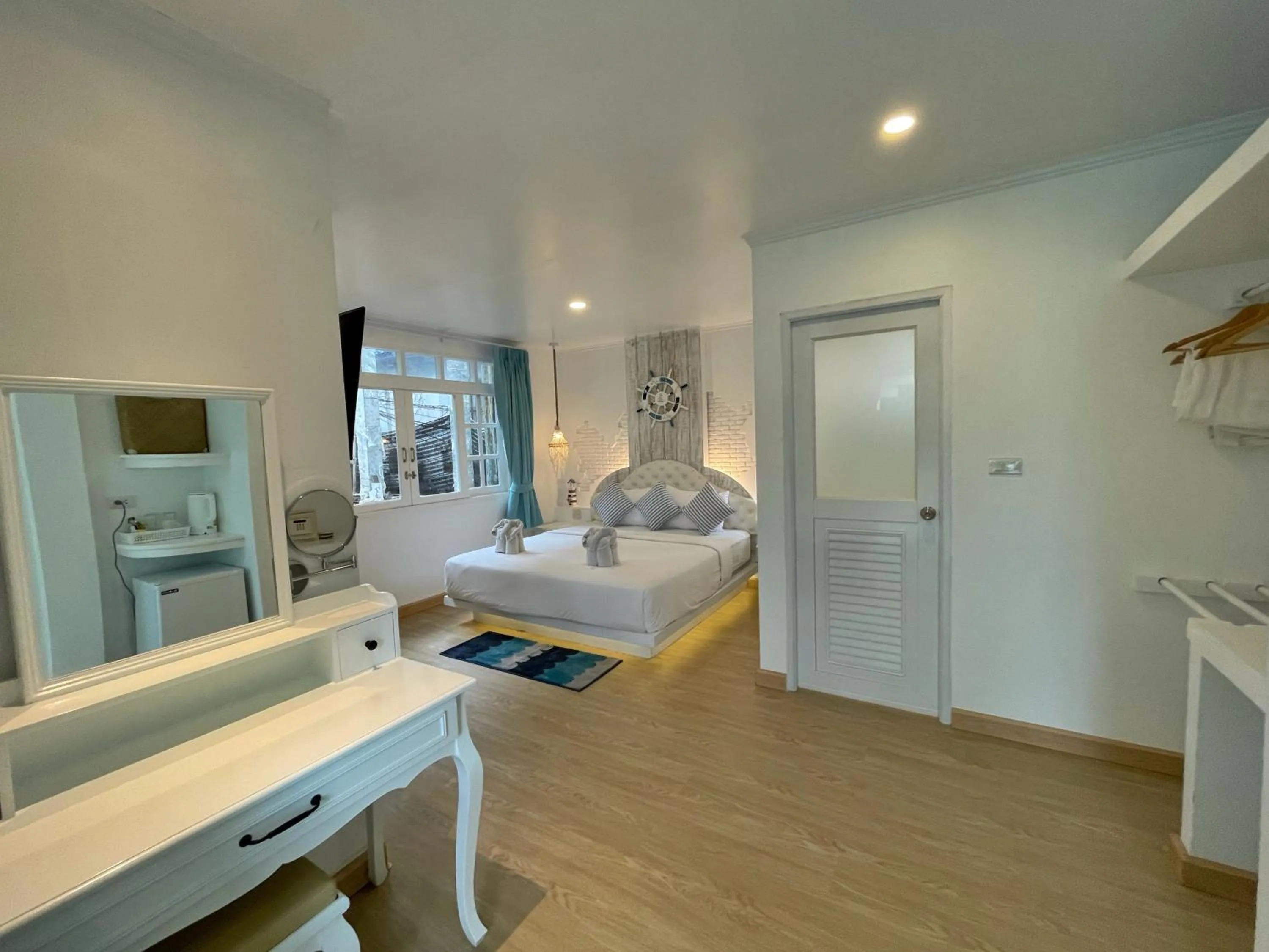 Photo of the whole room, Bed in DD Hut Koh Tao