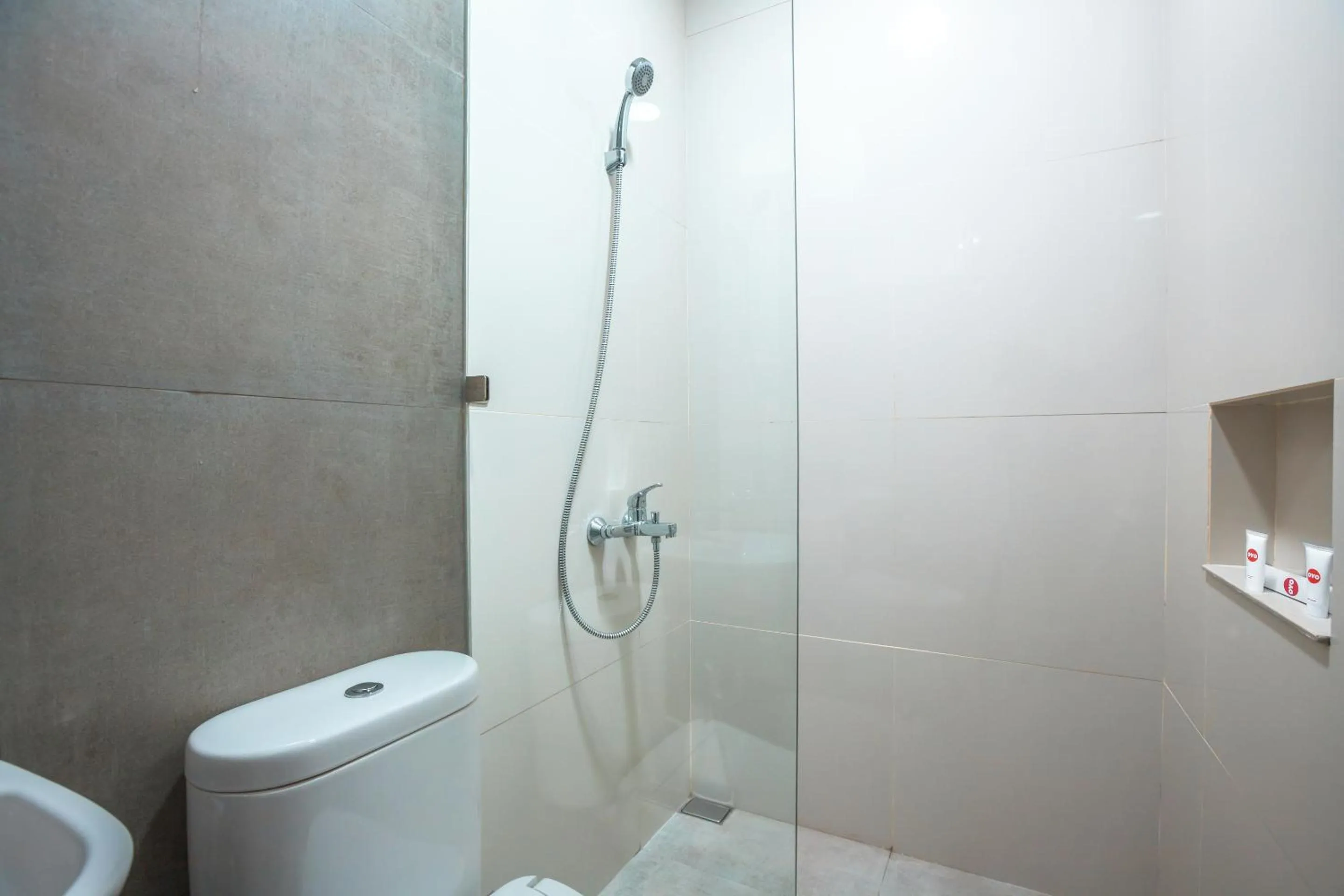 Bathroom in Super OYO 1487 Residence Khoe